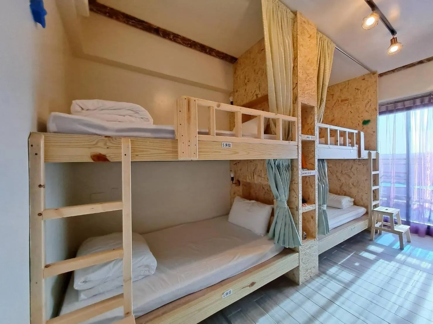 Photo of the whole room, Bed in 墾丁秋莊會館 附限量停車位 不保證有位置 無法事先預留 背包房無車位 預訂後記得加Line聯繫