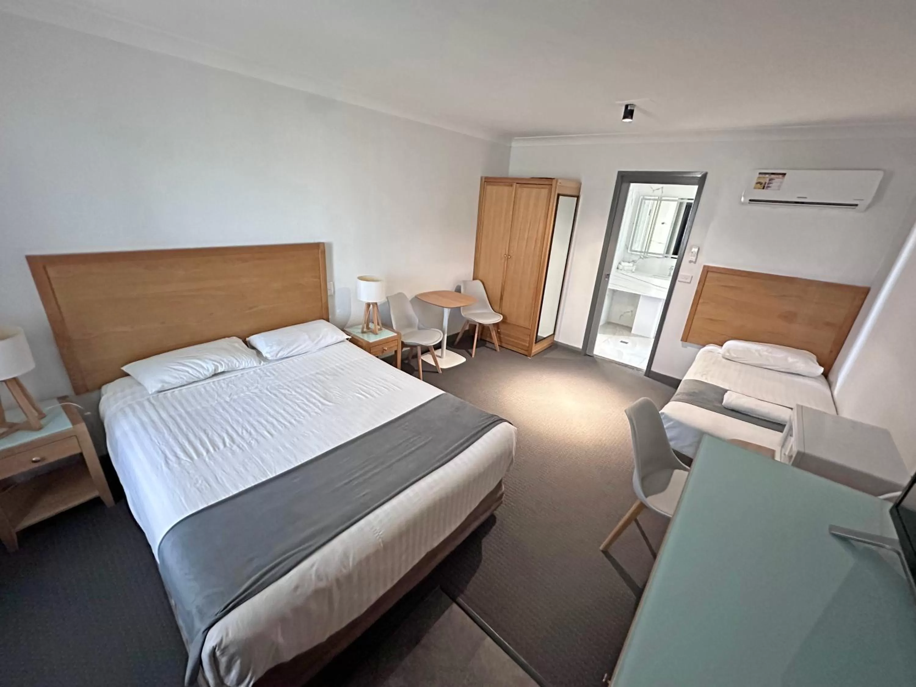 Bedroom, Bed in Spa Village Travel Inn