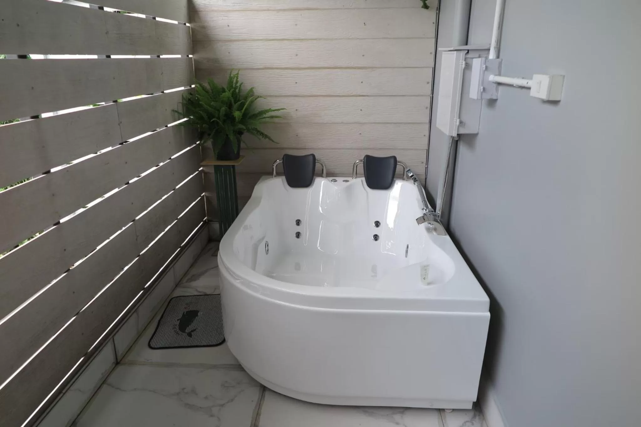 Bath in V20 Boutique Jacuzzi Hotel