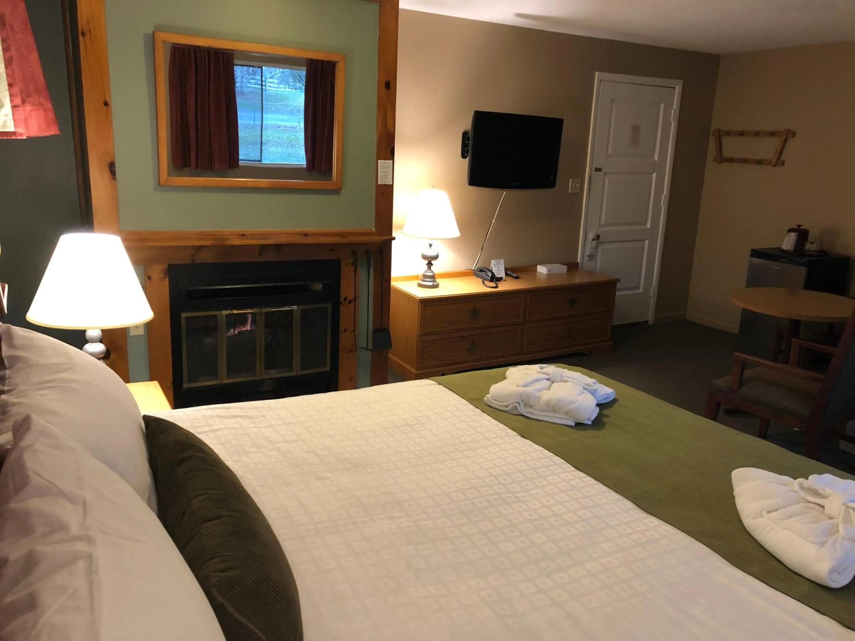 Photo of the whole room in Colonial Resort-1000Islands