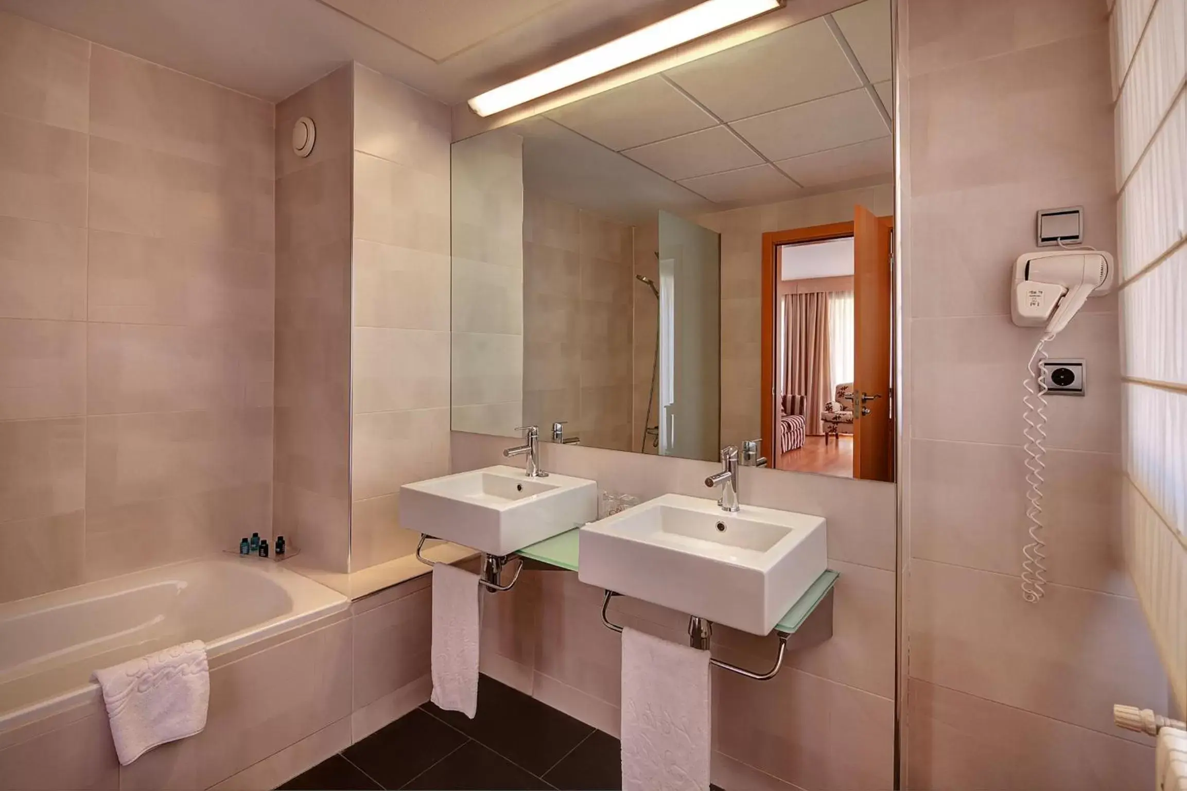 Deluxe Double Room in U Hotel Villa-Gomá Deluxe Double Room in U Hotel Villa-Gomá