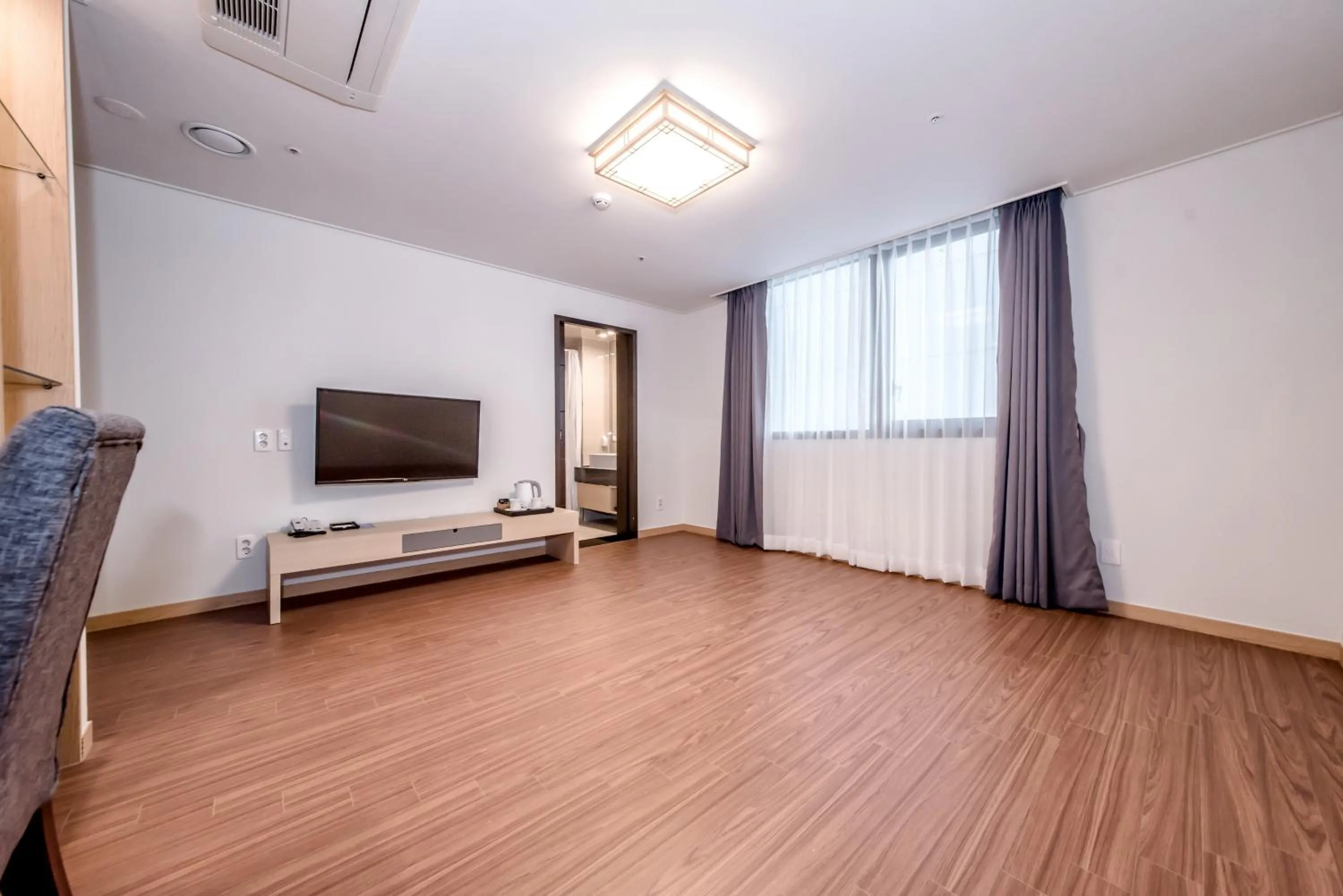 TV and multimedia in Hotel Shalom Jeju