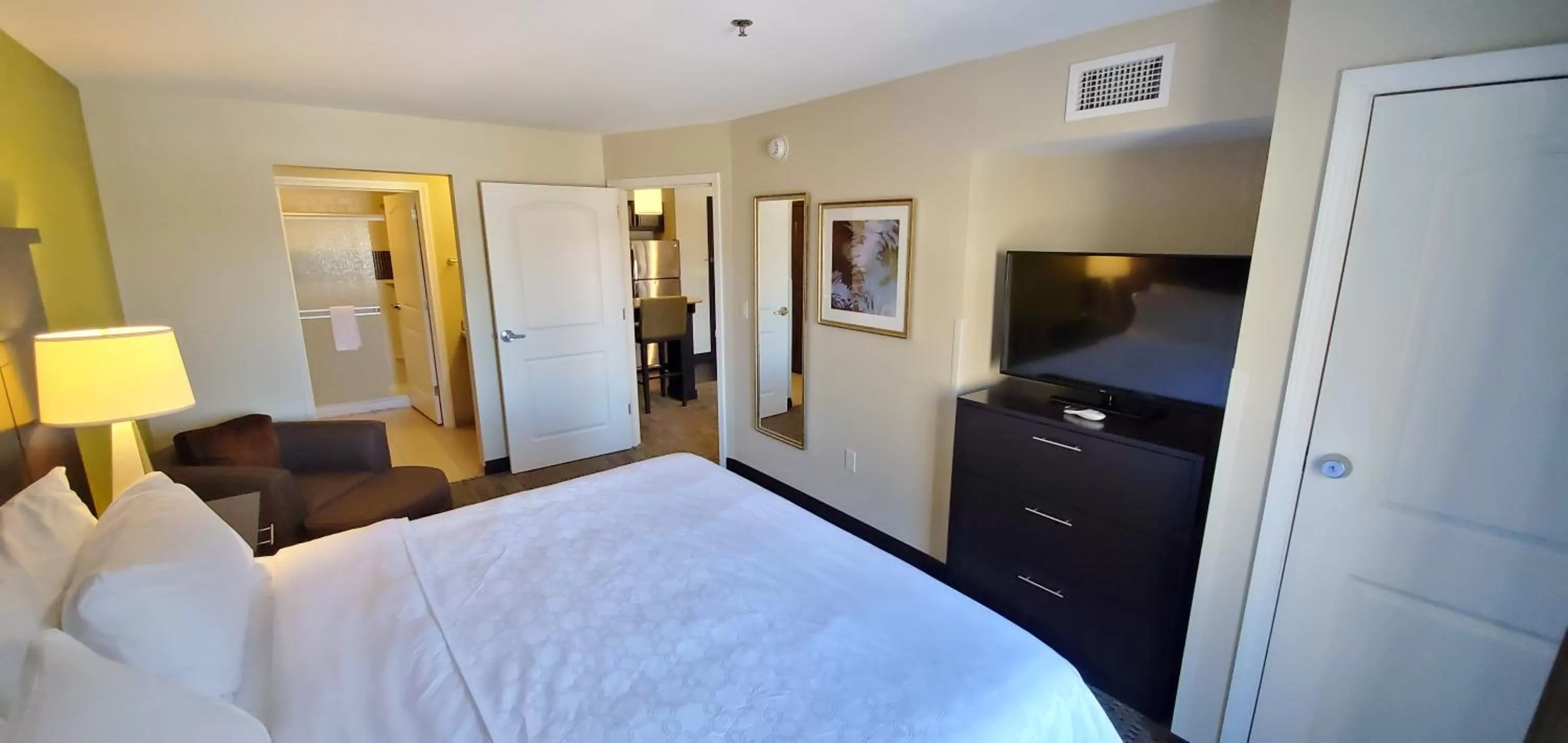 Photo of the whole room, Bed in Staybridge Suites Eau Claire - Altoona by IHG