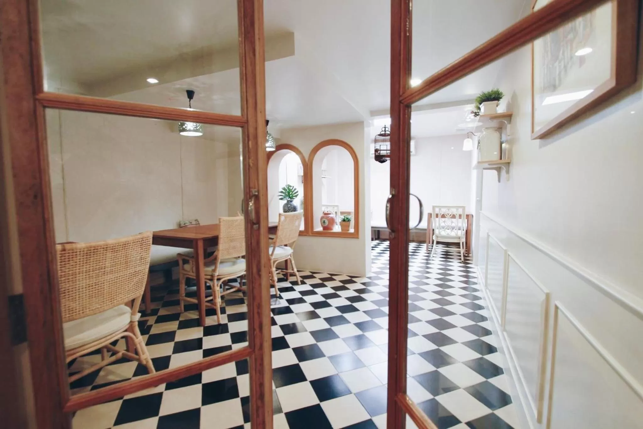 Restaurant/places to eat in Vera Nidhra - Self check-in after 6pm