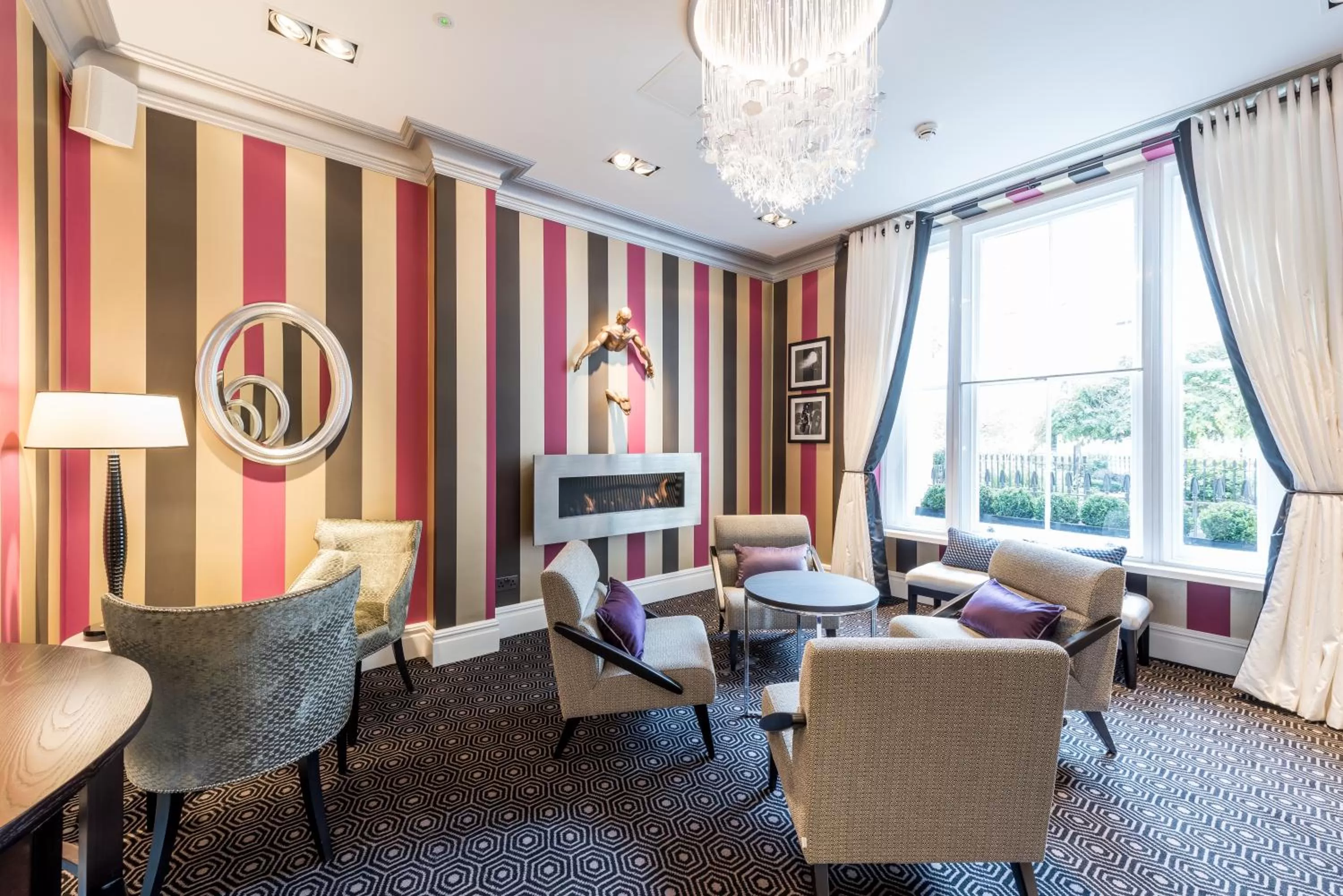 Restaurant/places to eat in Mercure London Hyde Park Hotel