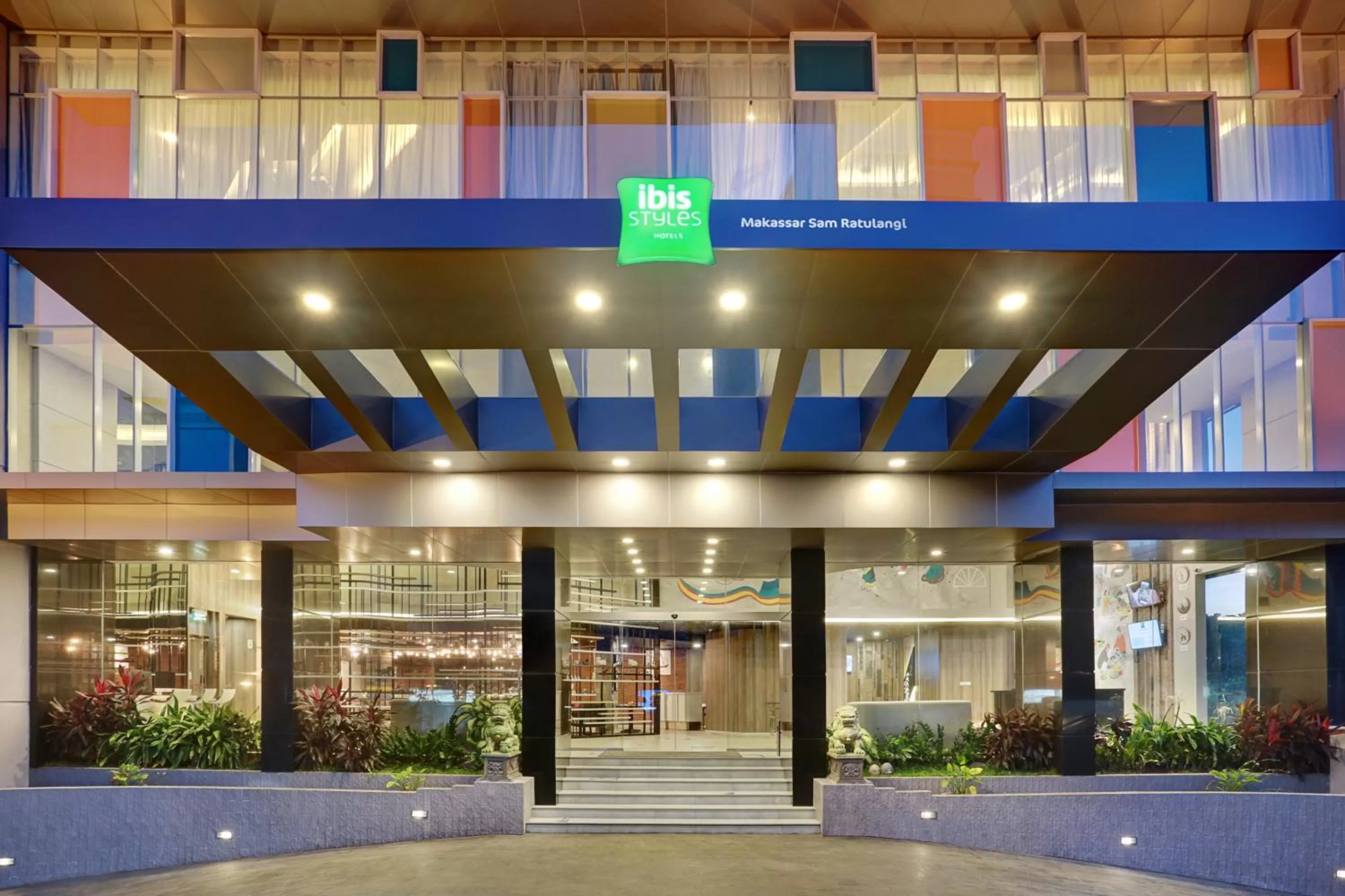 Facade/entrance in Ibis Styles Makassar Sam Ratulangi
