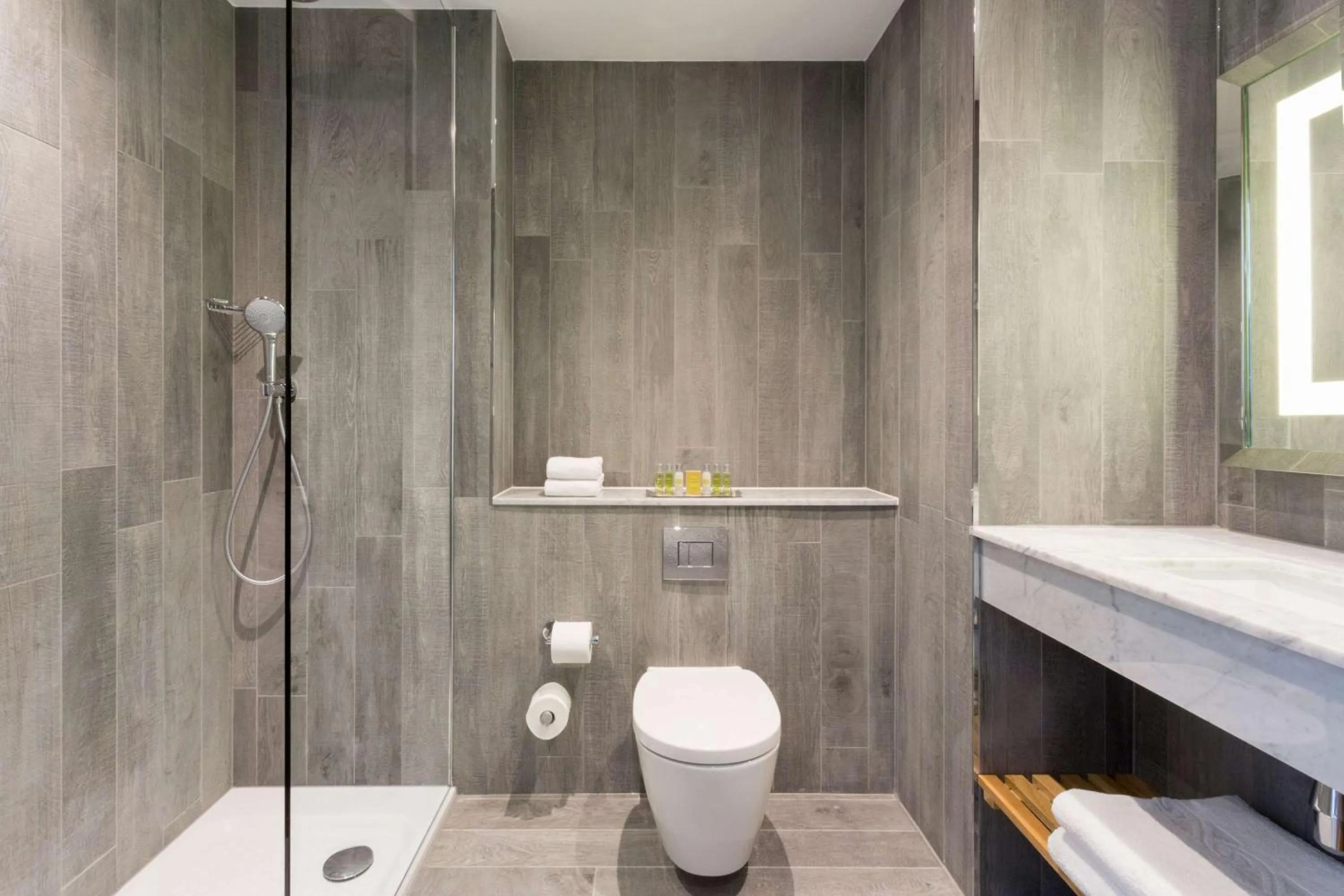 Shower in DoubleTree by Hilton Edinburgh - Queensferry Crossing
