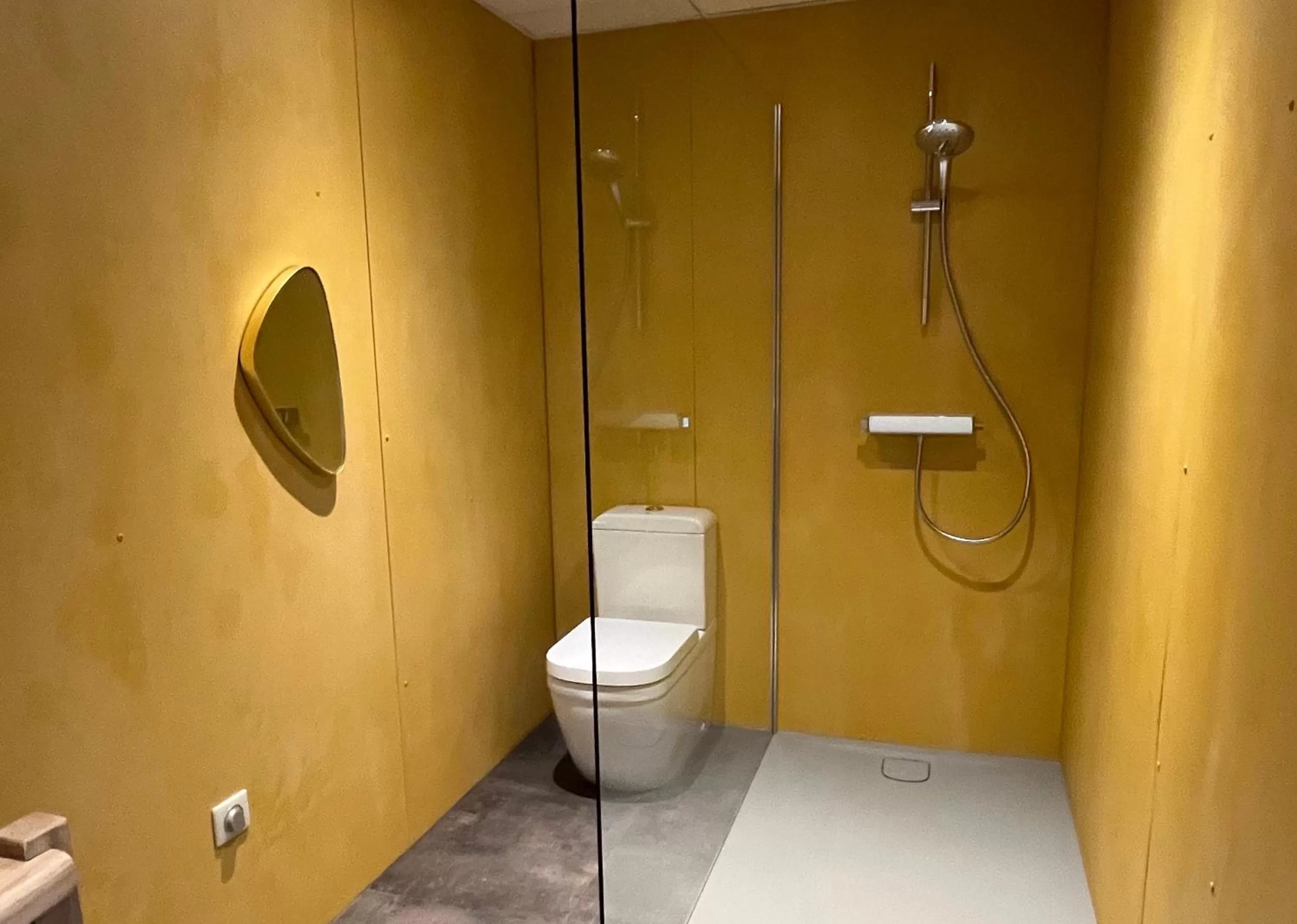 Shower in Hôtel En Tilleul