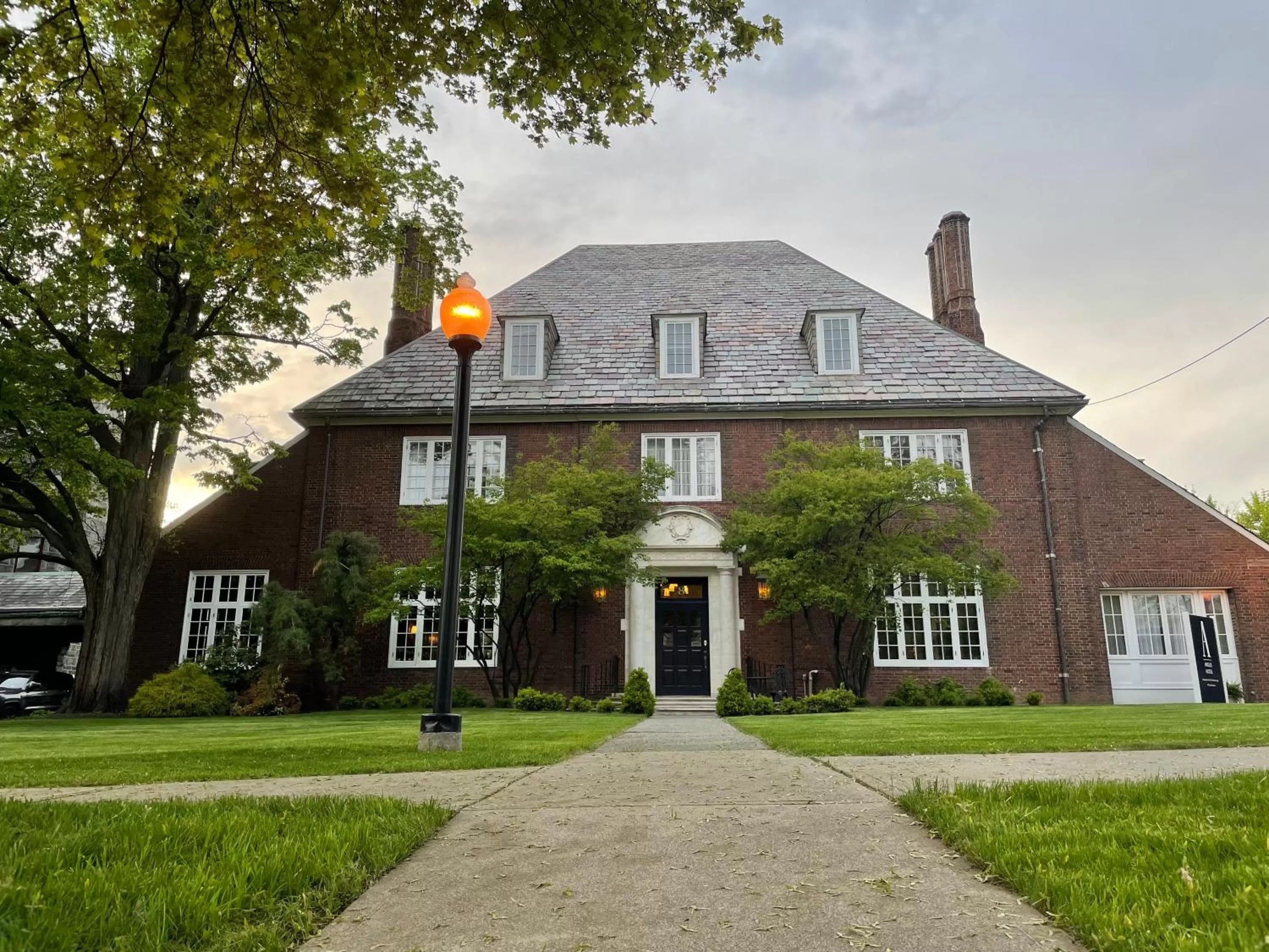 The Argus Hotel & Cocktail Lounge