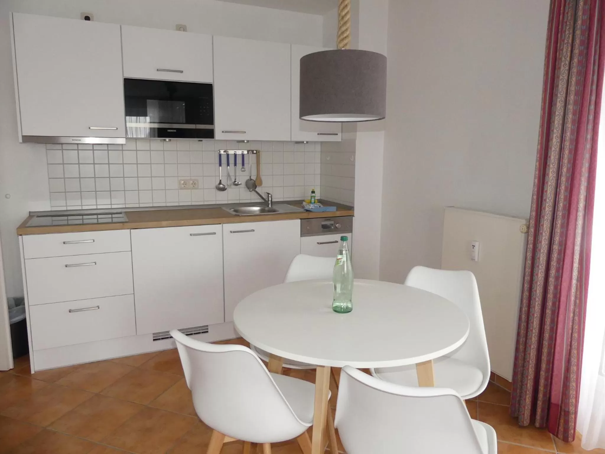 Kitchen or kitchenette, Kitchen/Kitchenette in Apartmenthaus Binzer Sterne
