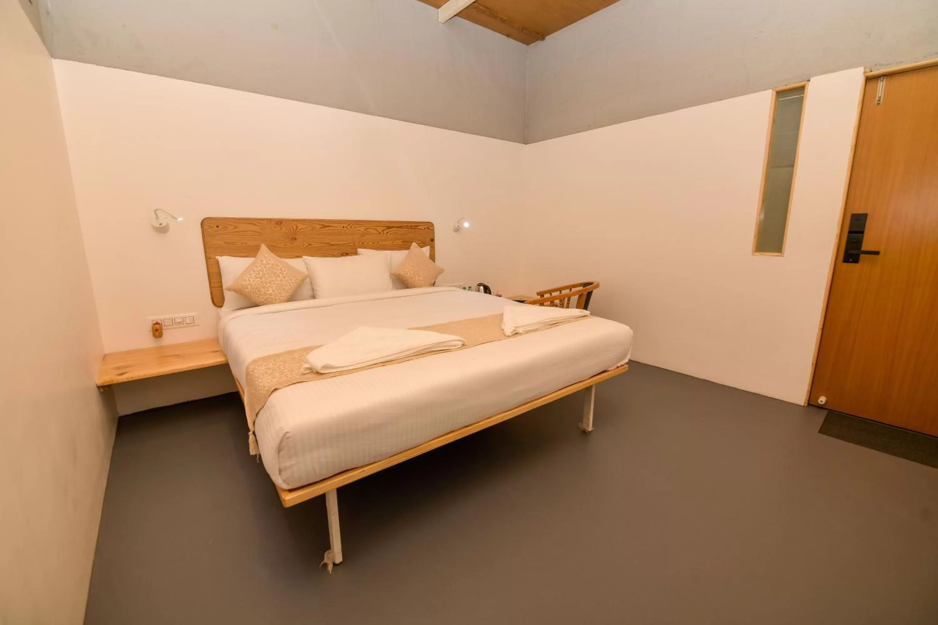 Photo of the whole room, Bed in Shine Residency