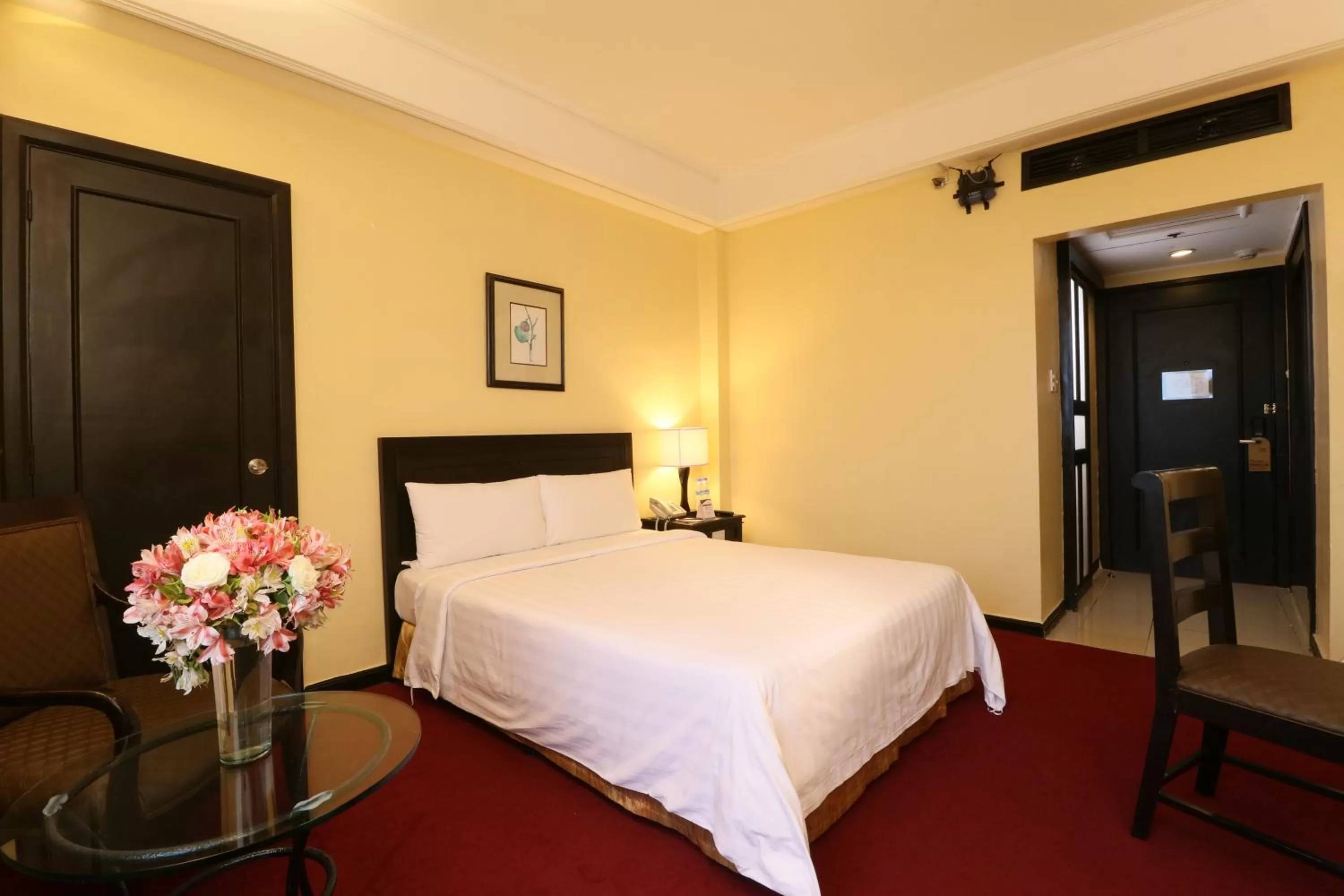 Bed in Bayview Park Hotel Manila