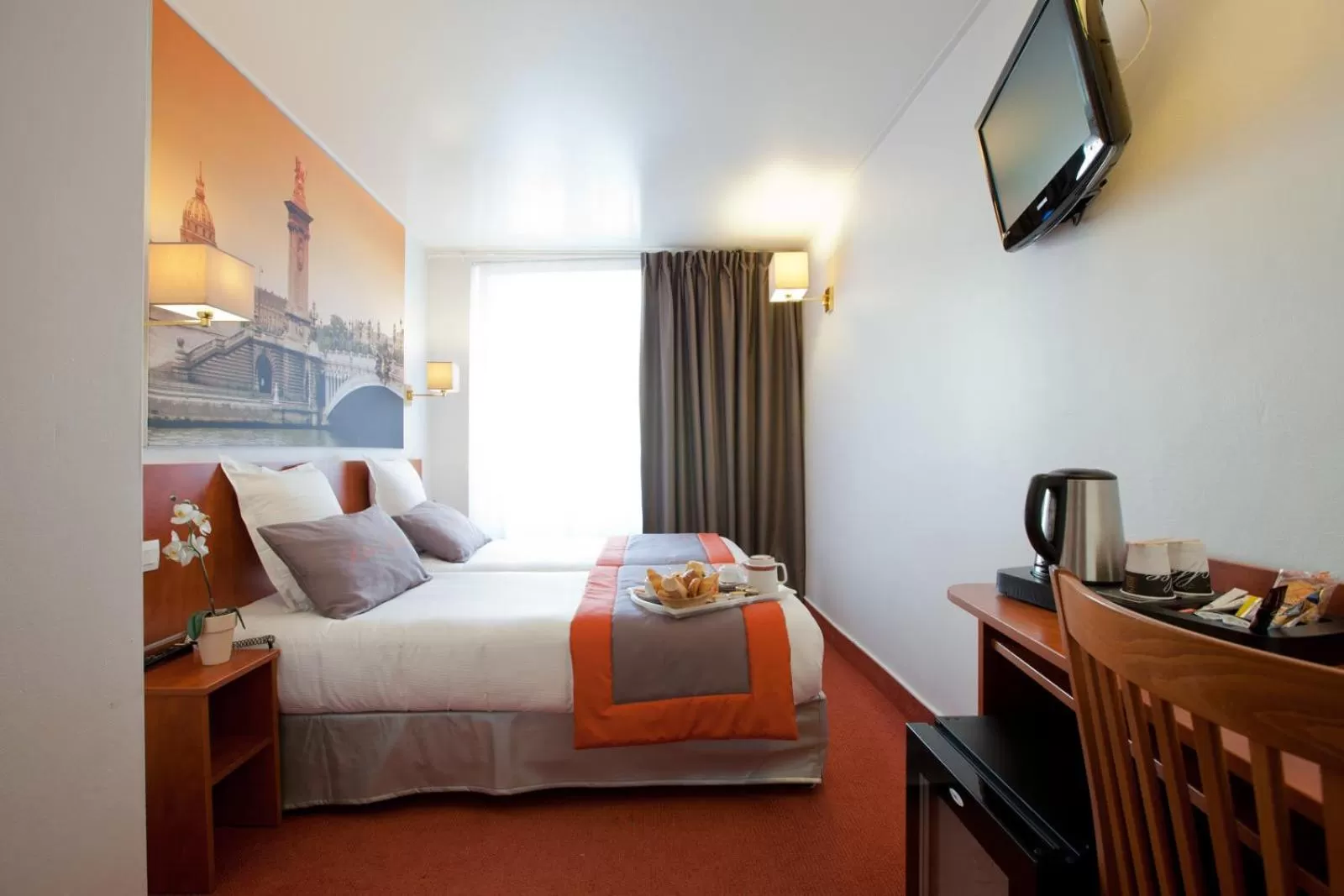 Photo of the whole room, Bed in Alyss Saphir Cambronne Eiffel