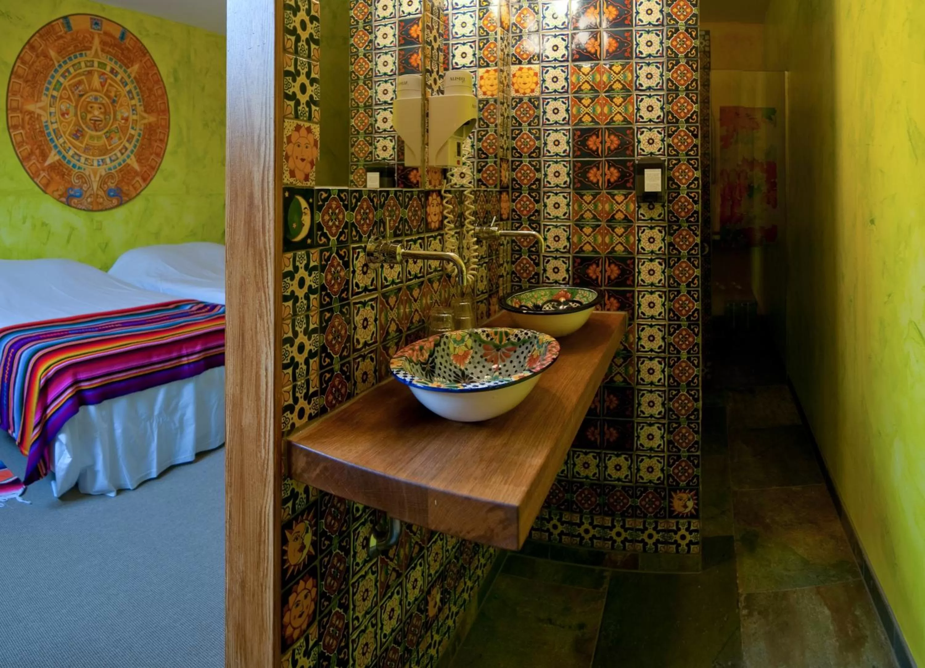 Bathroom, Bed in Hotel de Plataan Delft Centrum