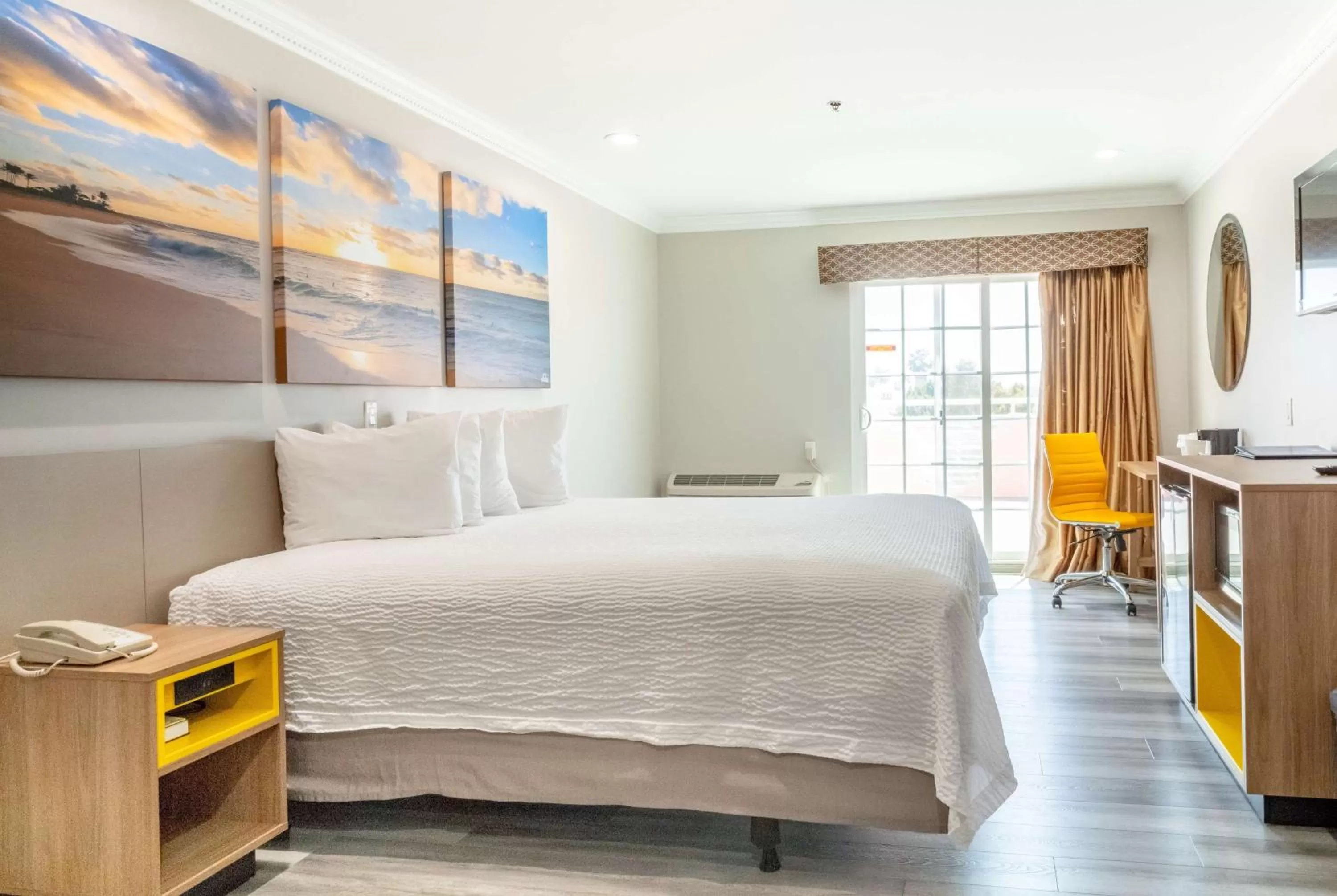 Bedroom, Bed in Days Inn by Wyndham Santa Monica