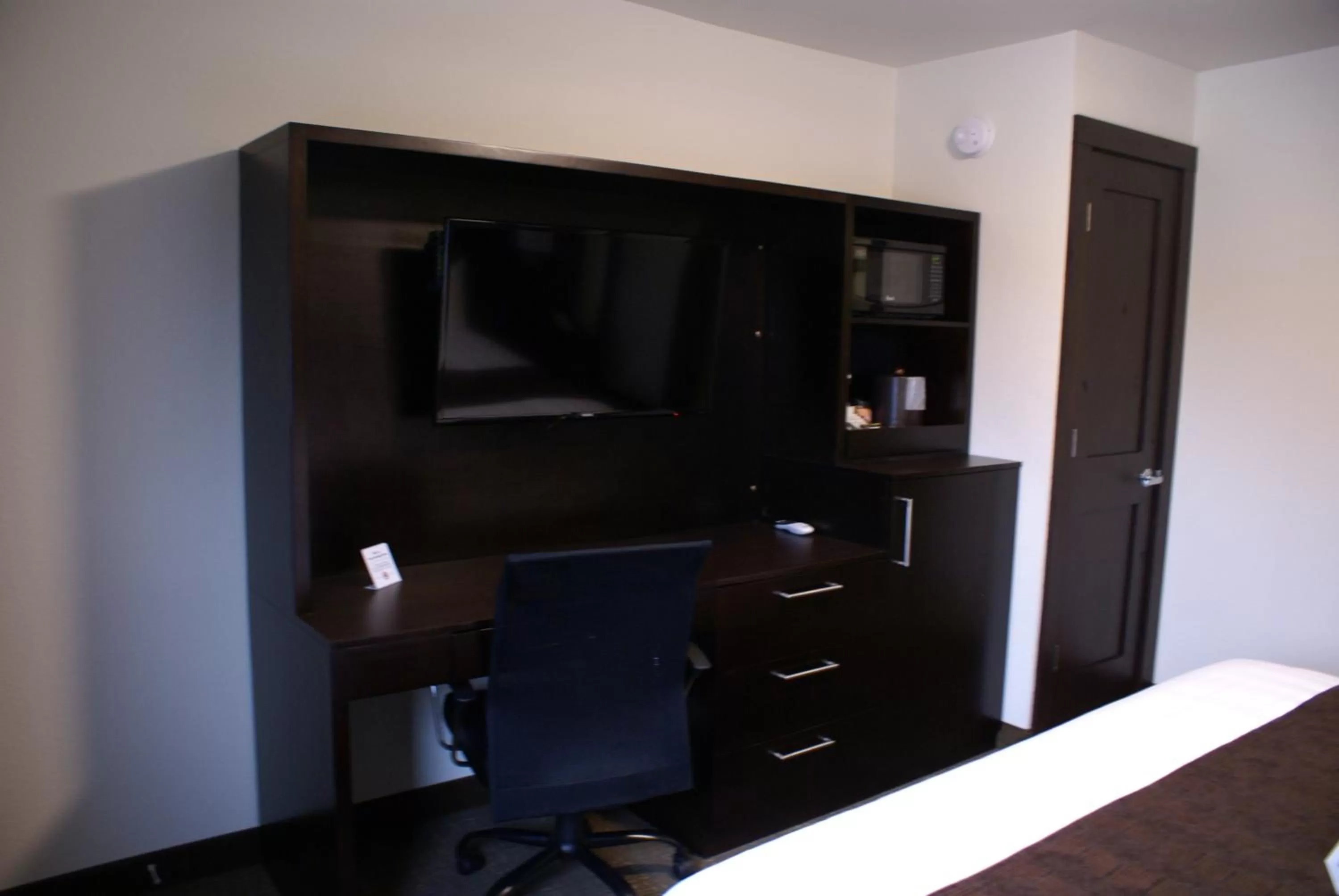 TV and multimedia in Boarders Inn & Suites by Cobblestone Hotels - Syracuse