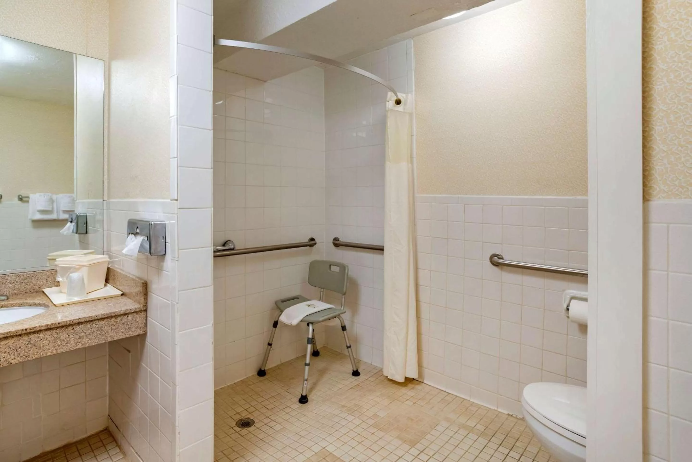 Bathroom in Quality Inn Fredericksburg near Historic Downtown