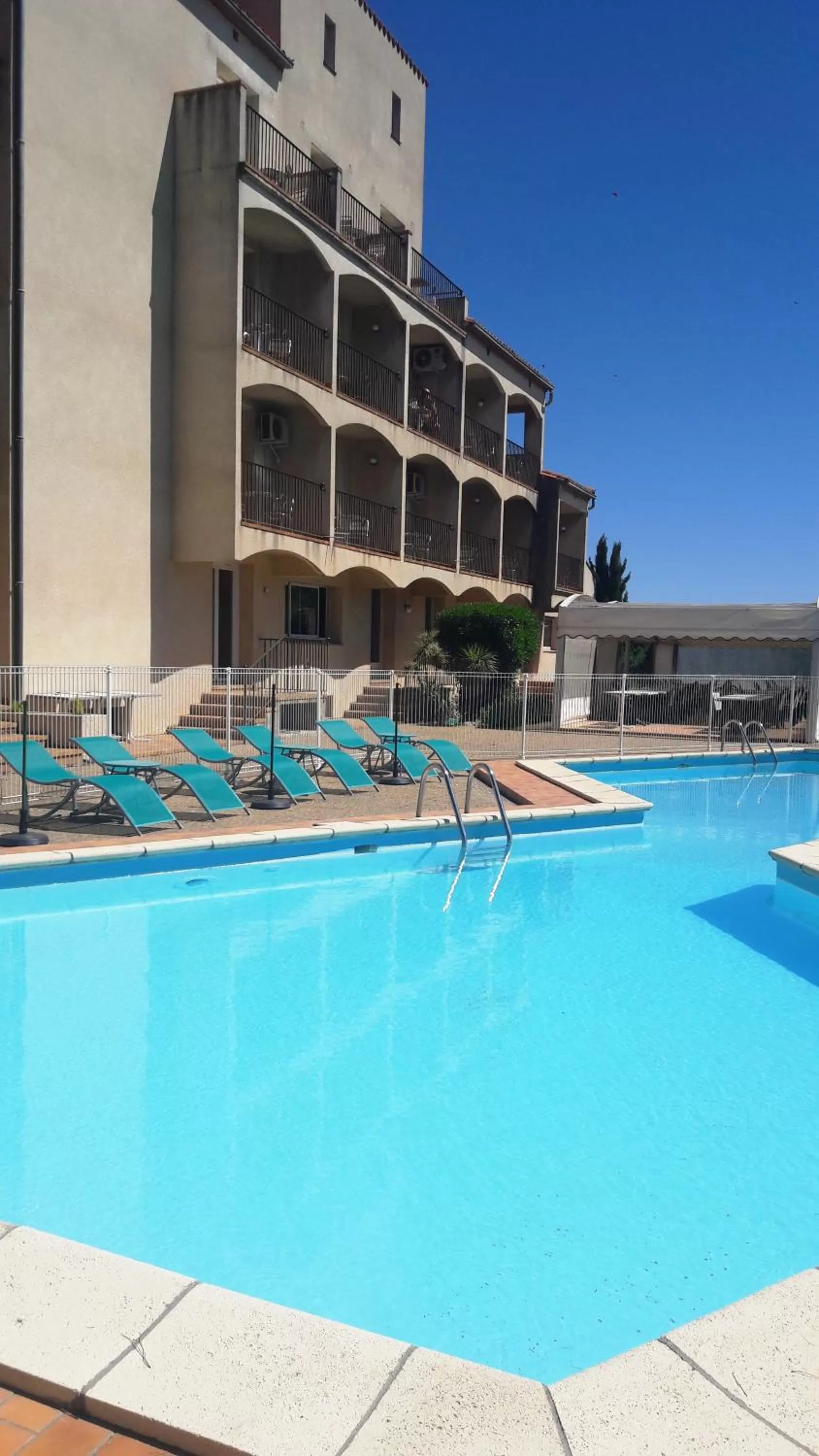 Swimming pool in Le Neoulous