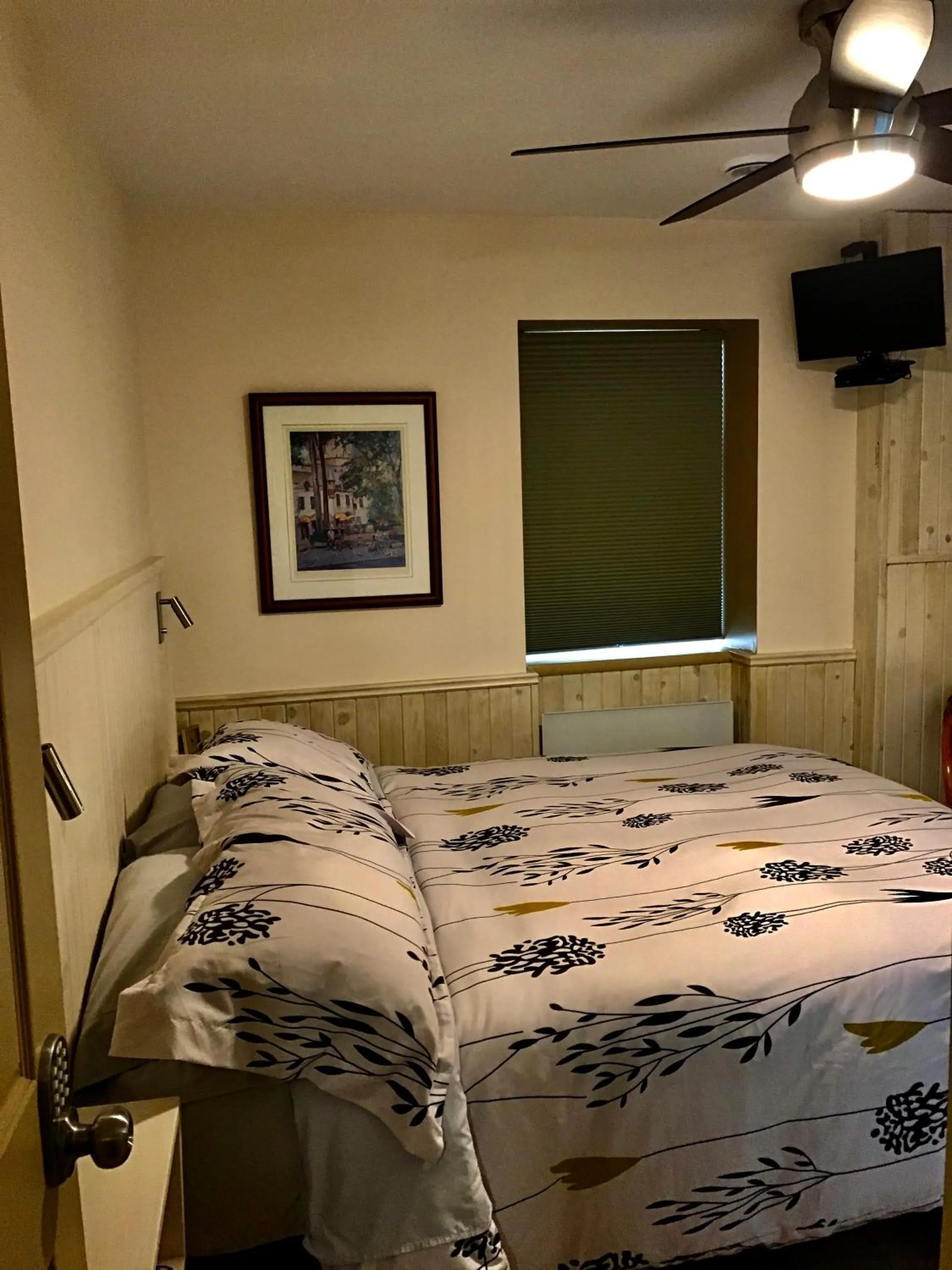 Bed in Auberge du Sault-à-la-Puce