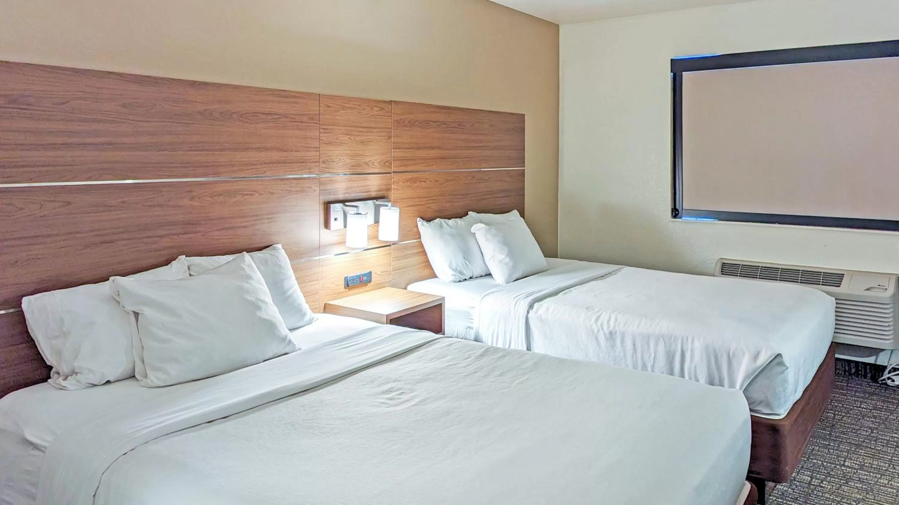 Bed in Estherville Hotel & Suites