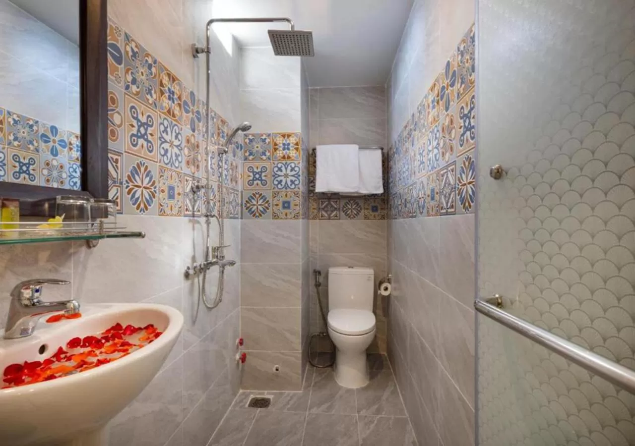 Shower in Azura Gold Hotel & Apartment