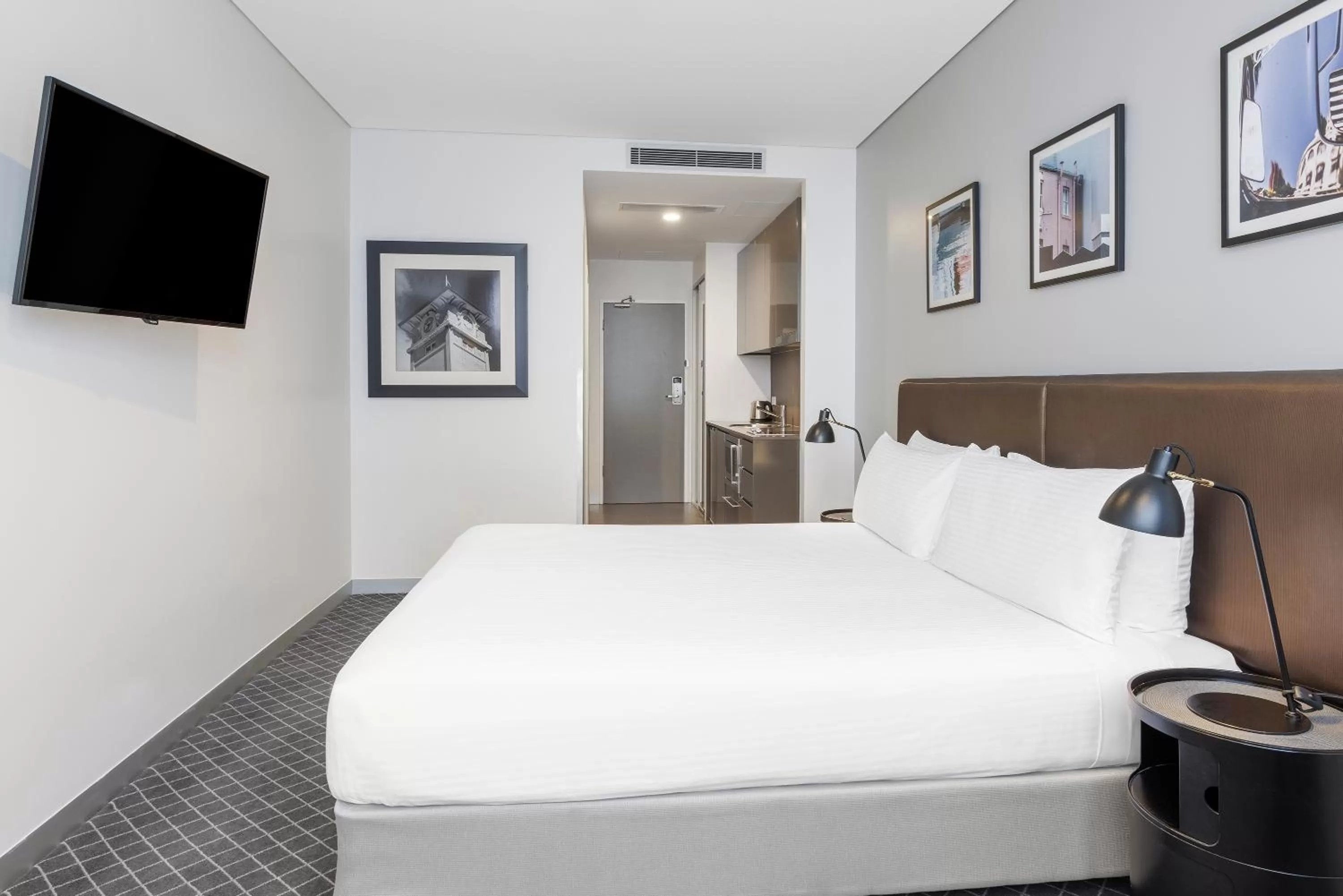 Kitchen or kitchenette, Bed in Holiday Inn & Suites Sydney Bondi Junction by IHG