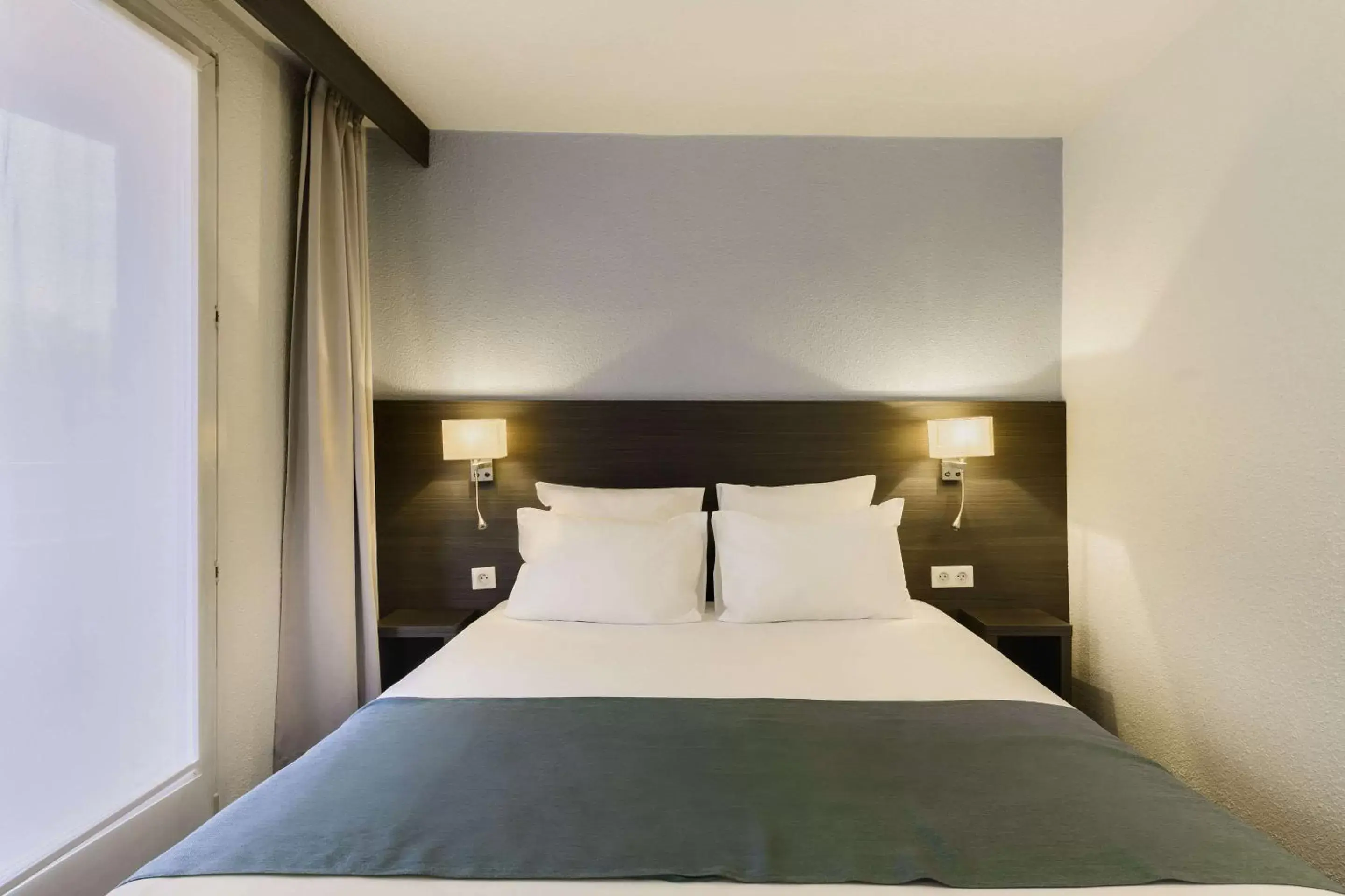 1 Double Bed 2 Single Beds in Kyriad Lille Gare - Grand Palais 1 Double Bed 2 Single Beds in Kyriad Lille Gare - Grand Palais