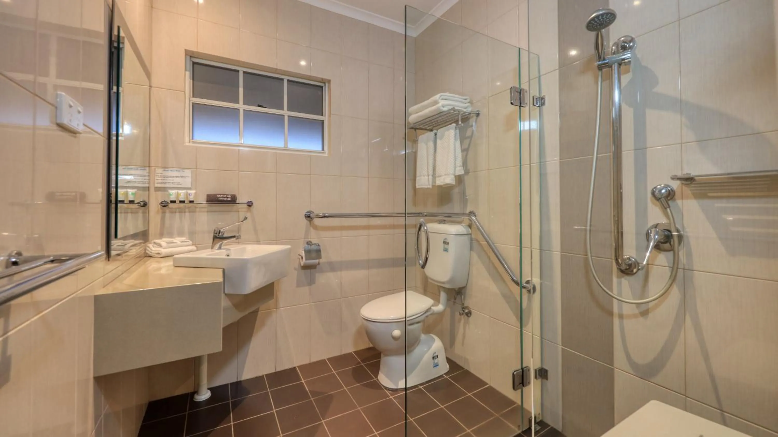 Bathroom in Charles Rasp Motor Inn & Cottages