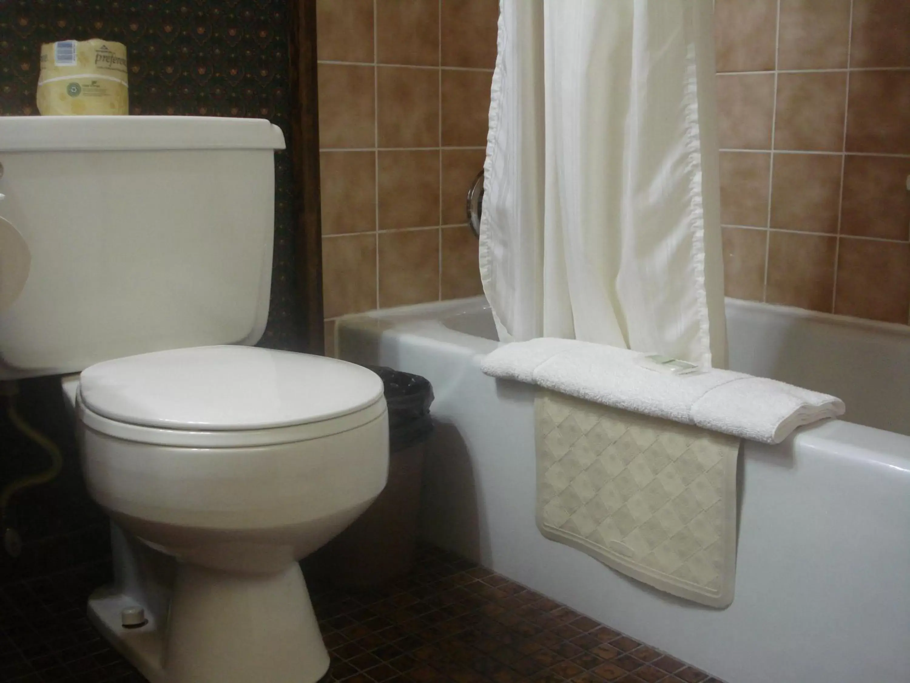 Queen Room in Sequim West Inn Queen Room in Sequim West Inn