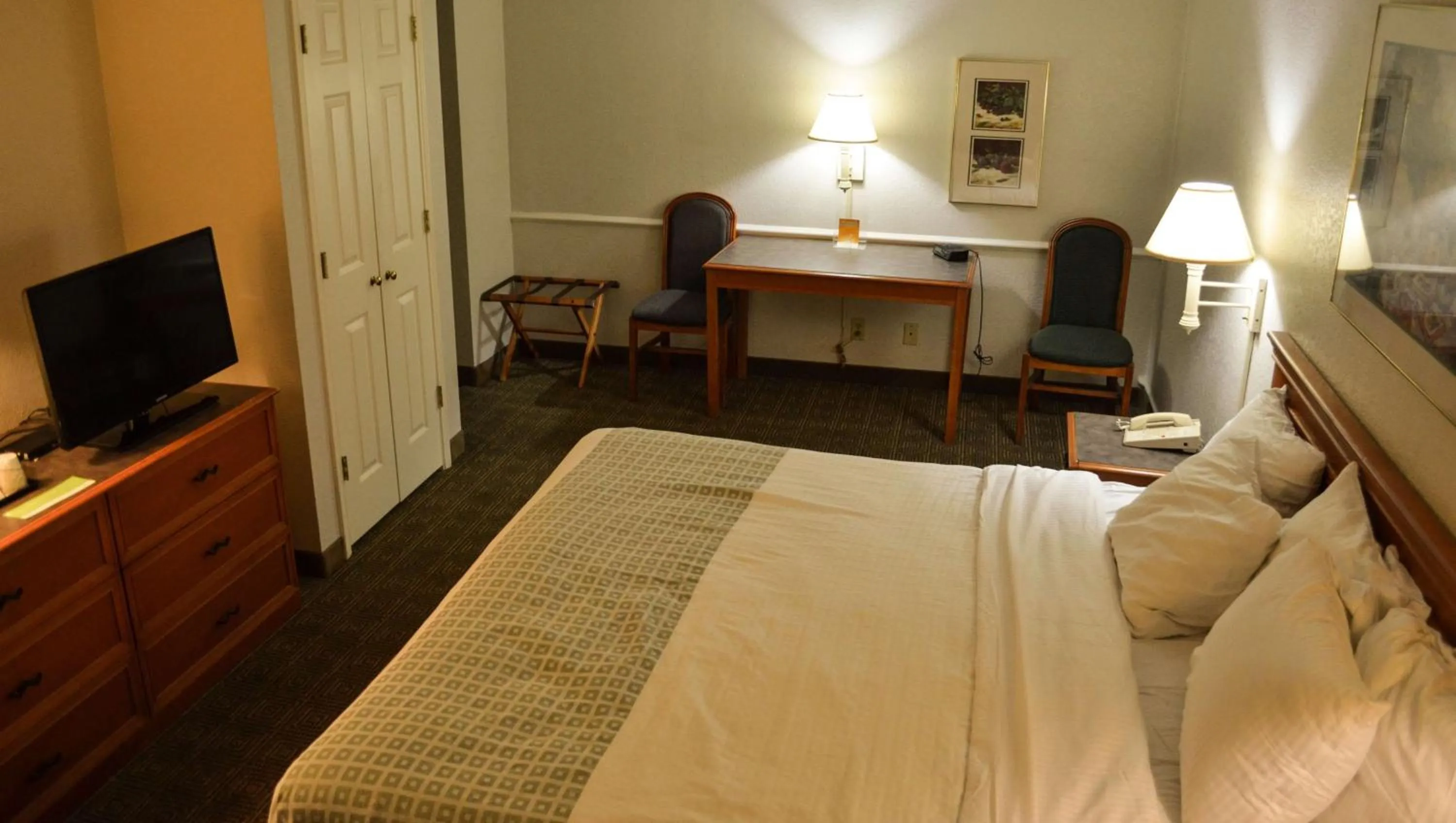 Photo of the whole room, Bed in Magnuson Hotel Texarkana