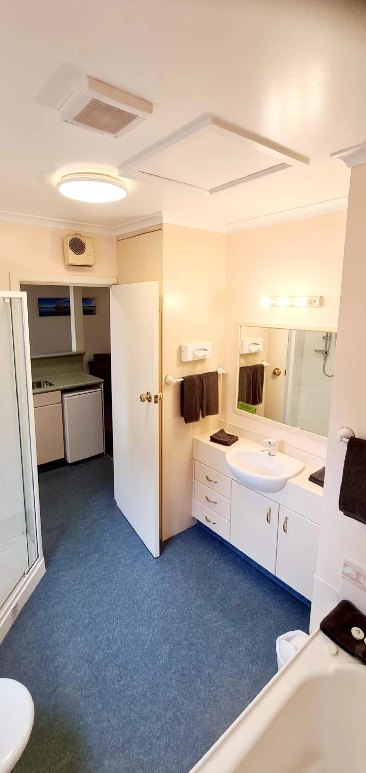 Bathroom, Bed in Parklands Motor Lodge Timaru