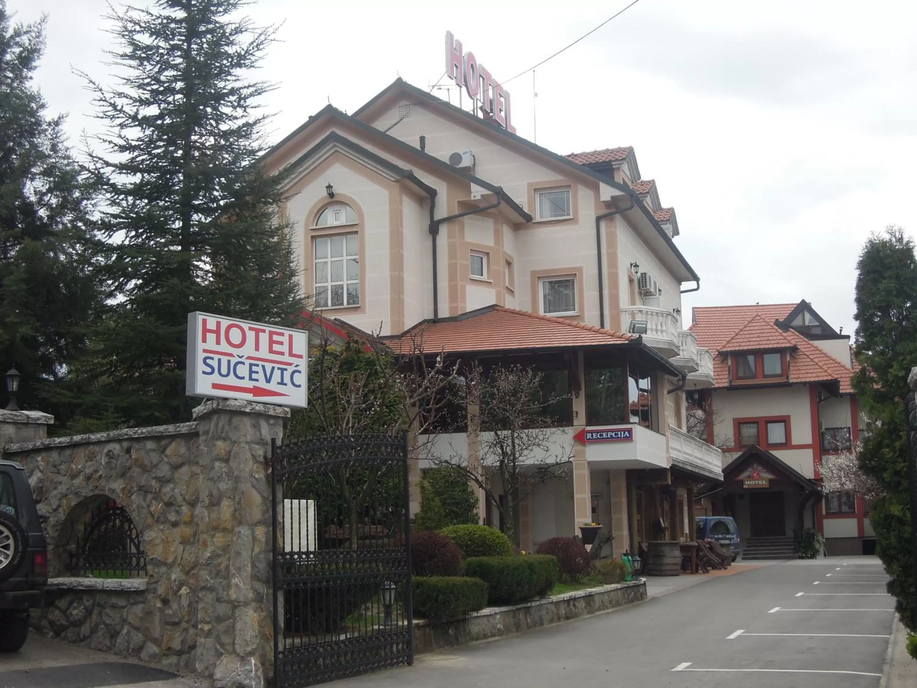 Facade/entrance, Property Building in Hotel Sucevic Garni