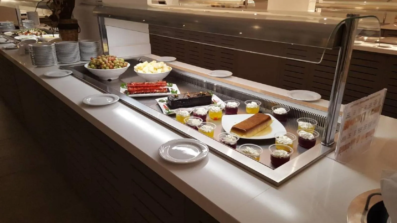 Restaurant/places to eat in Anthea Hotel Apartments