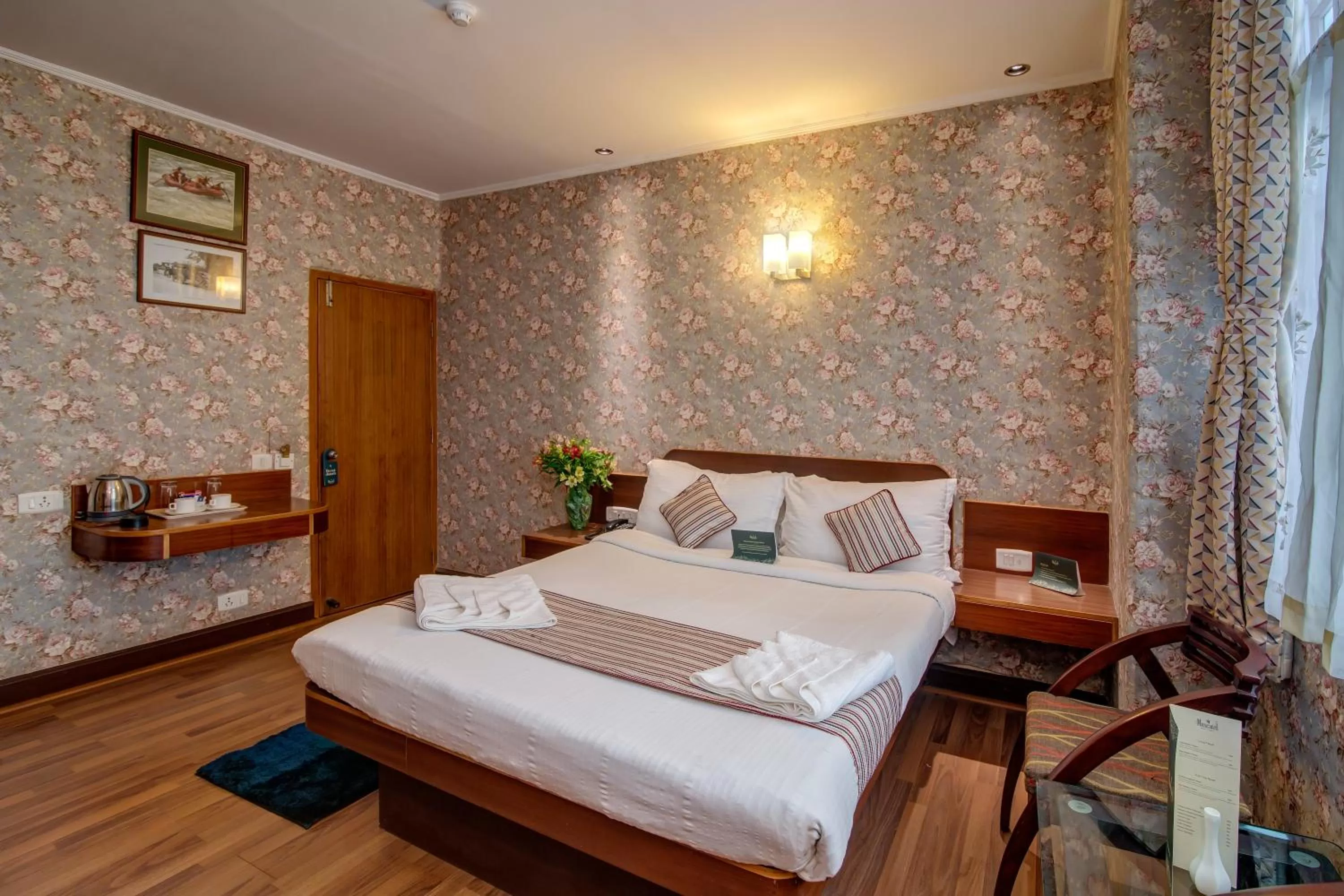 Bedroom, Bed in Muscatel Spring Burn - 100 Mts from Mall Road