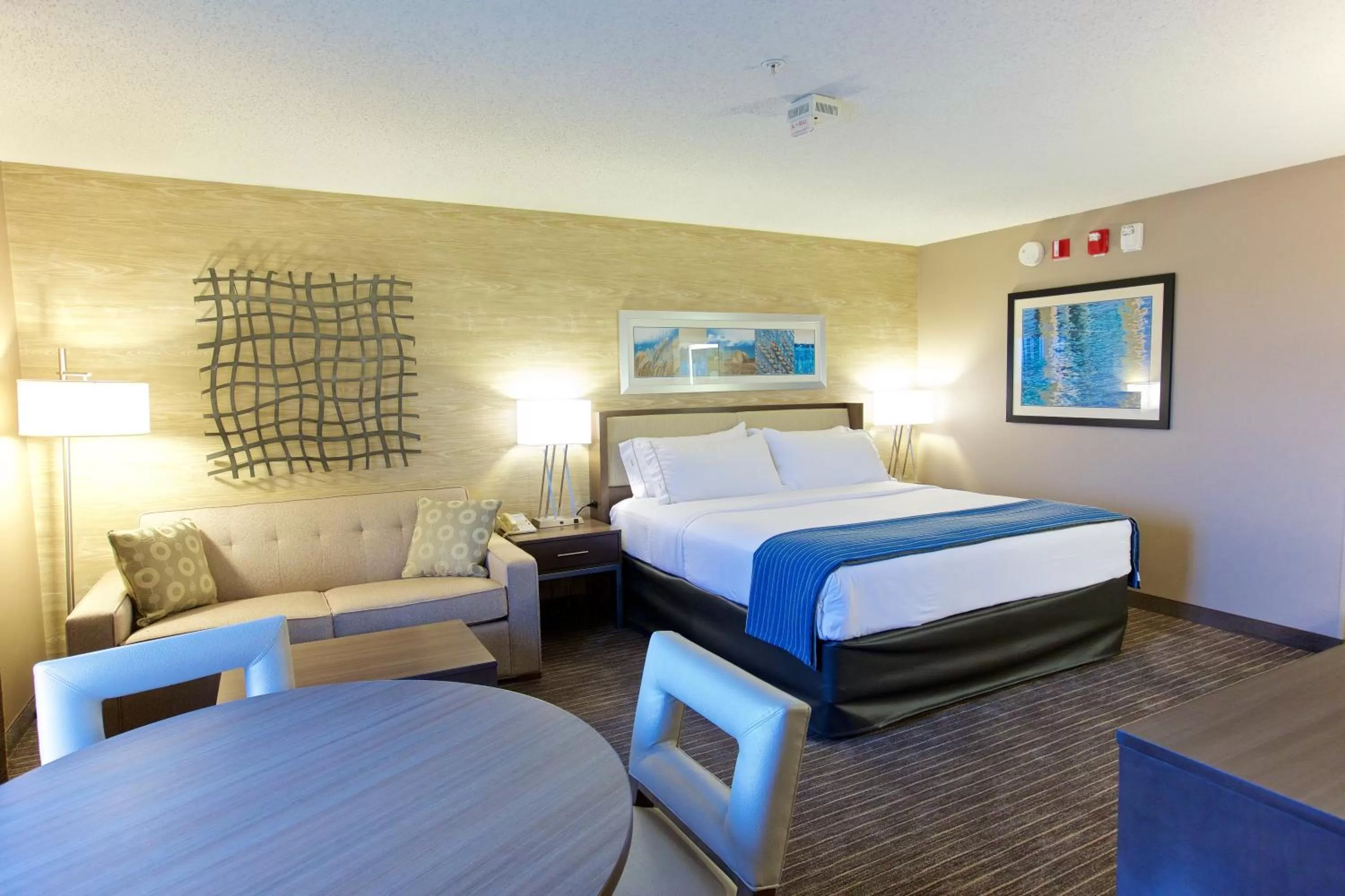 Photo of the whole room, Bed in Holiday Inn Express Fargo - West Acres by IHG