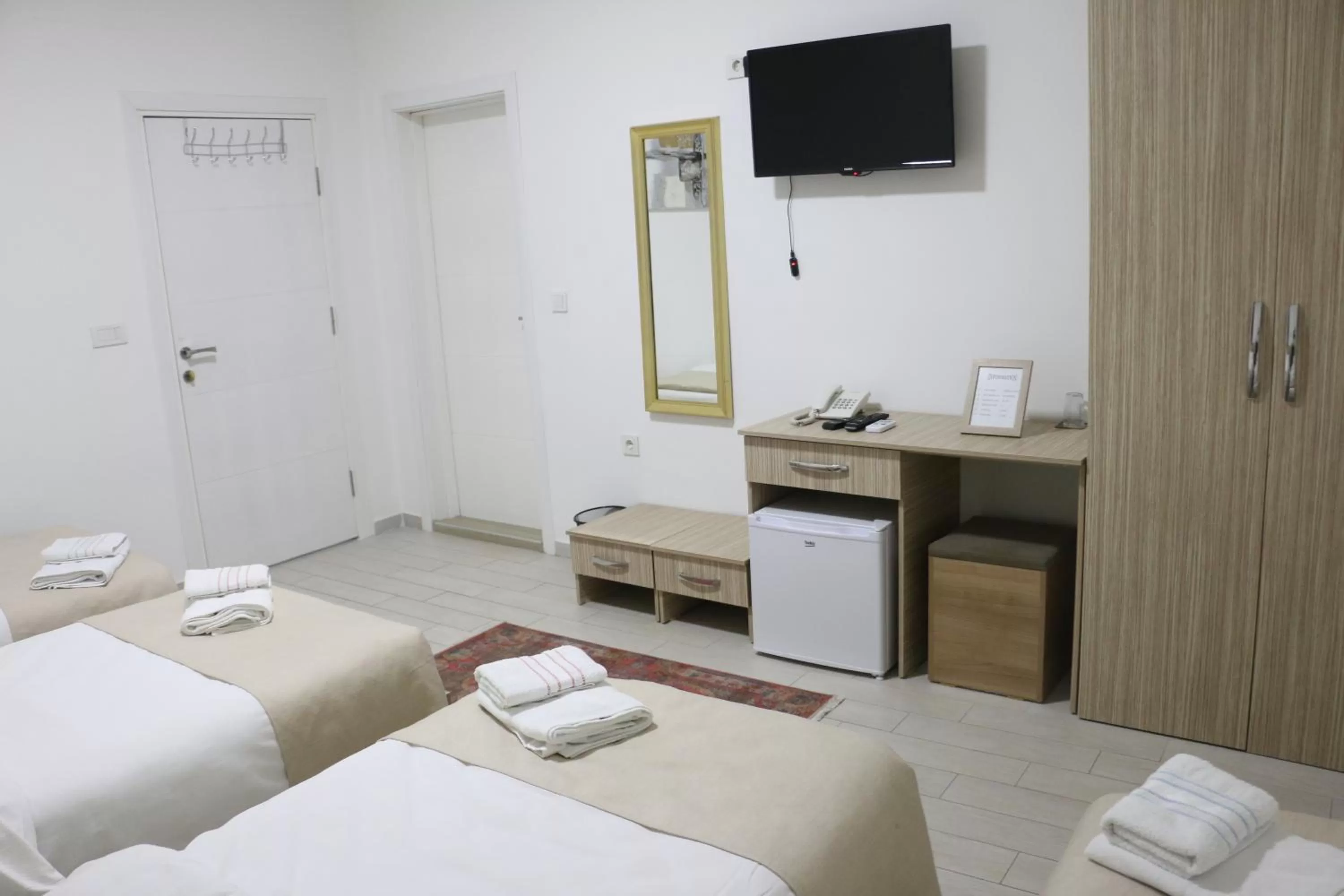 Bed, TV/Entertainment Center in Hotel Old Konak