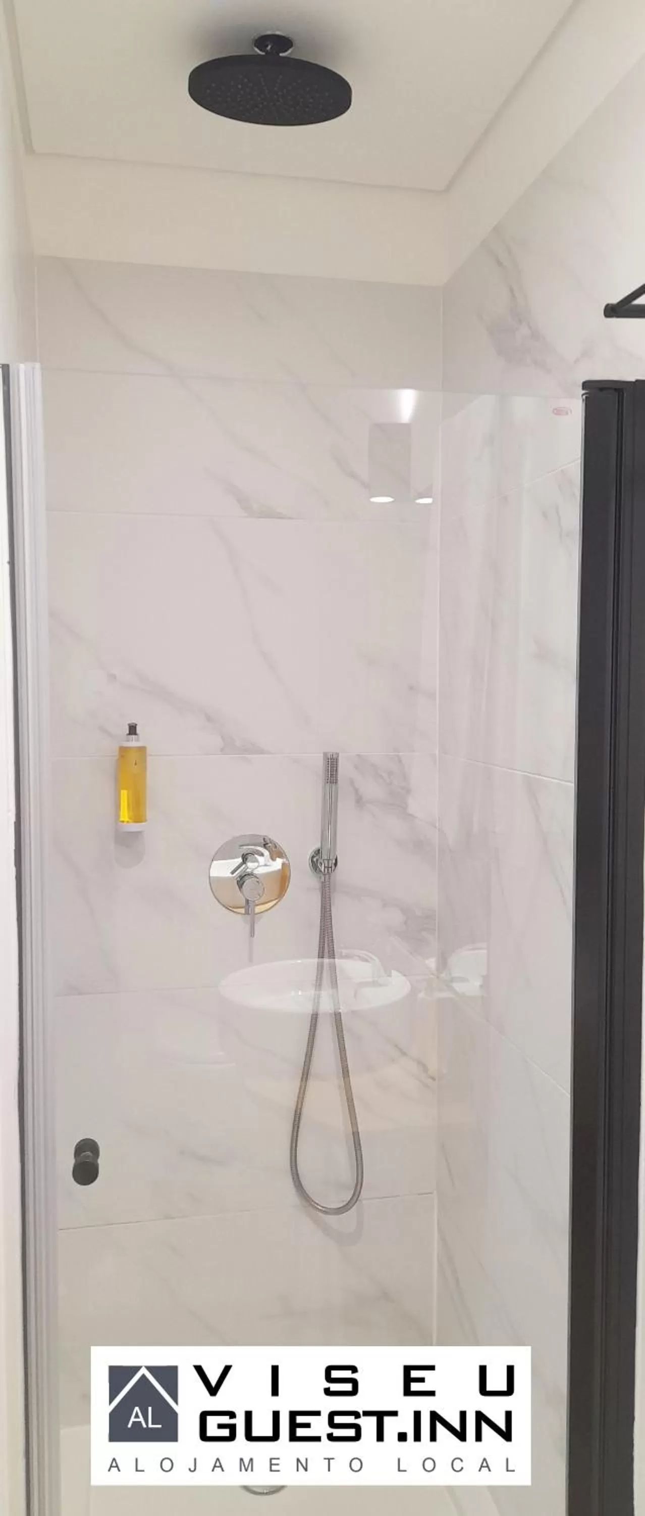 Toilet, Bathroom in Viseu Guest Inn