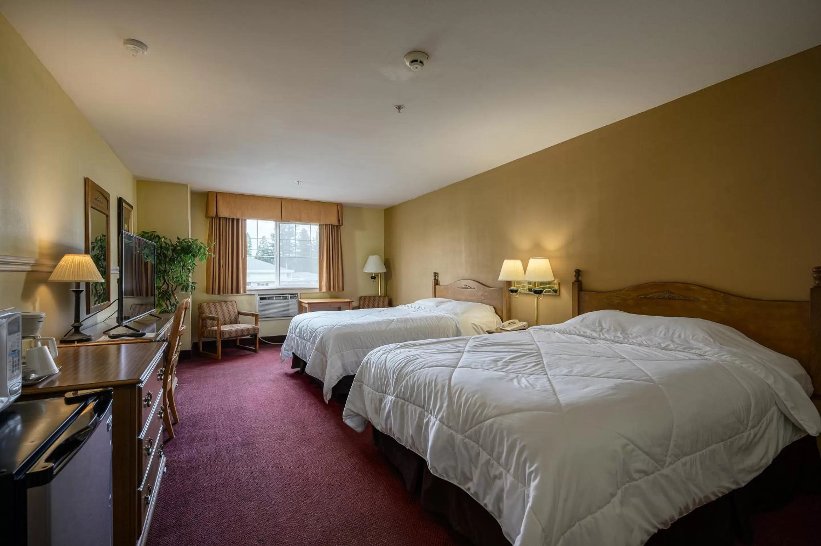 Photo of the whole room, Bed in Three Rivers Inn Sedro Woolley