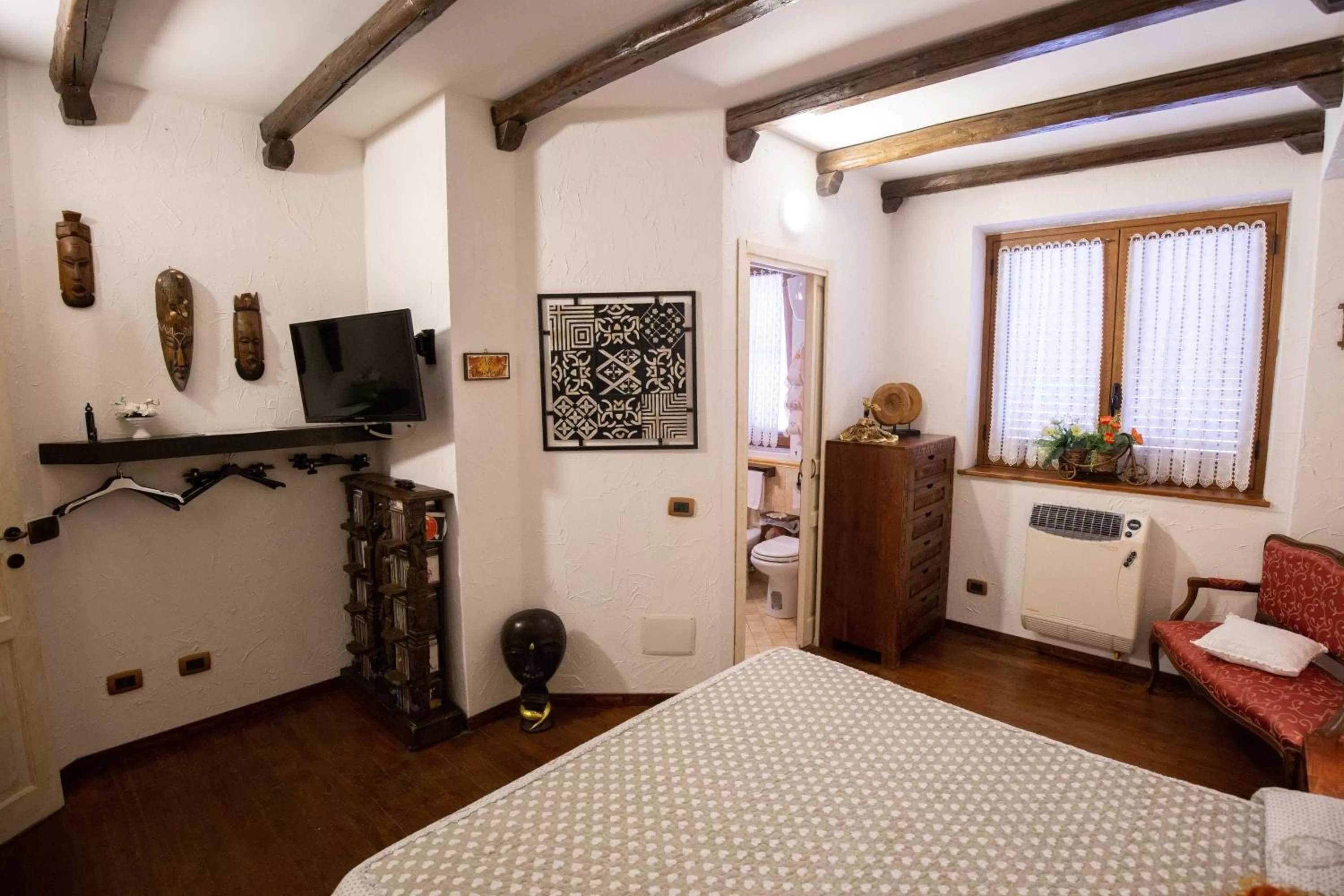 Photo of the whole room, Bed in La Casa In Pietra