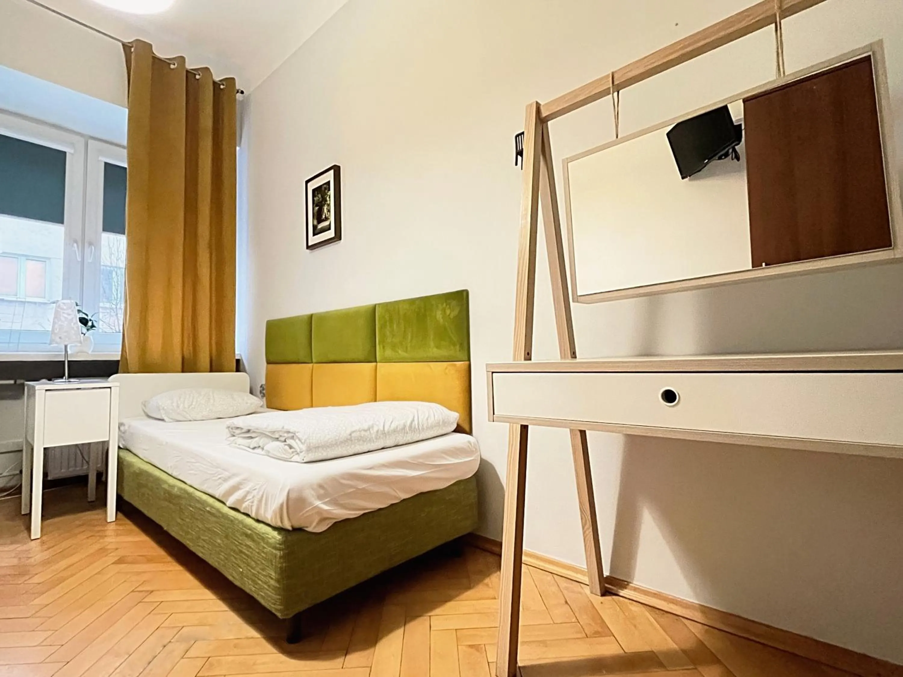 Communal lounge/ TV room, Bed in Hostel Helvetia Rooms Warsaw CITY CENTER and OLD TOWN