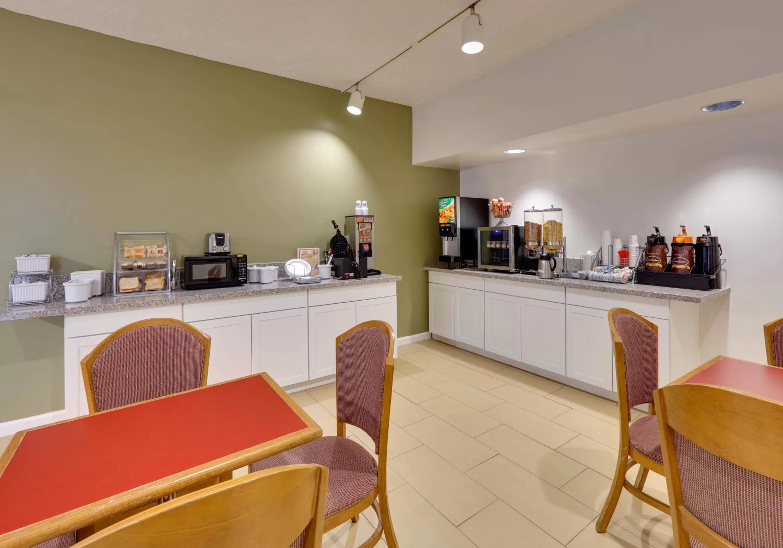 Restaurant/places to eat in Super 8 by Wyndham Fort Smith