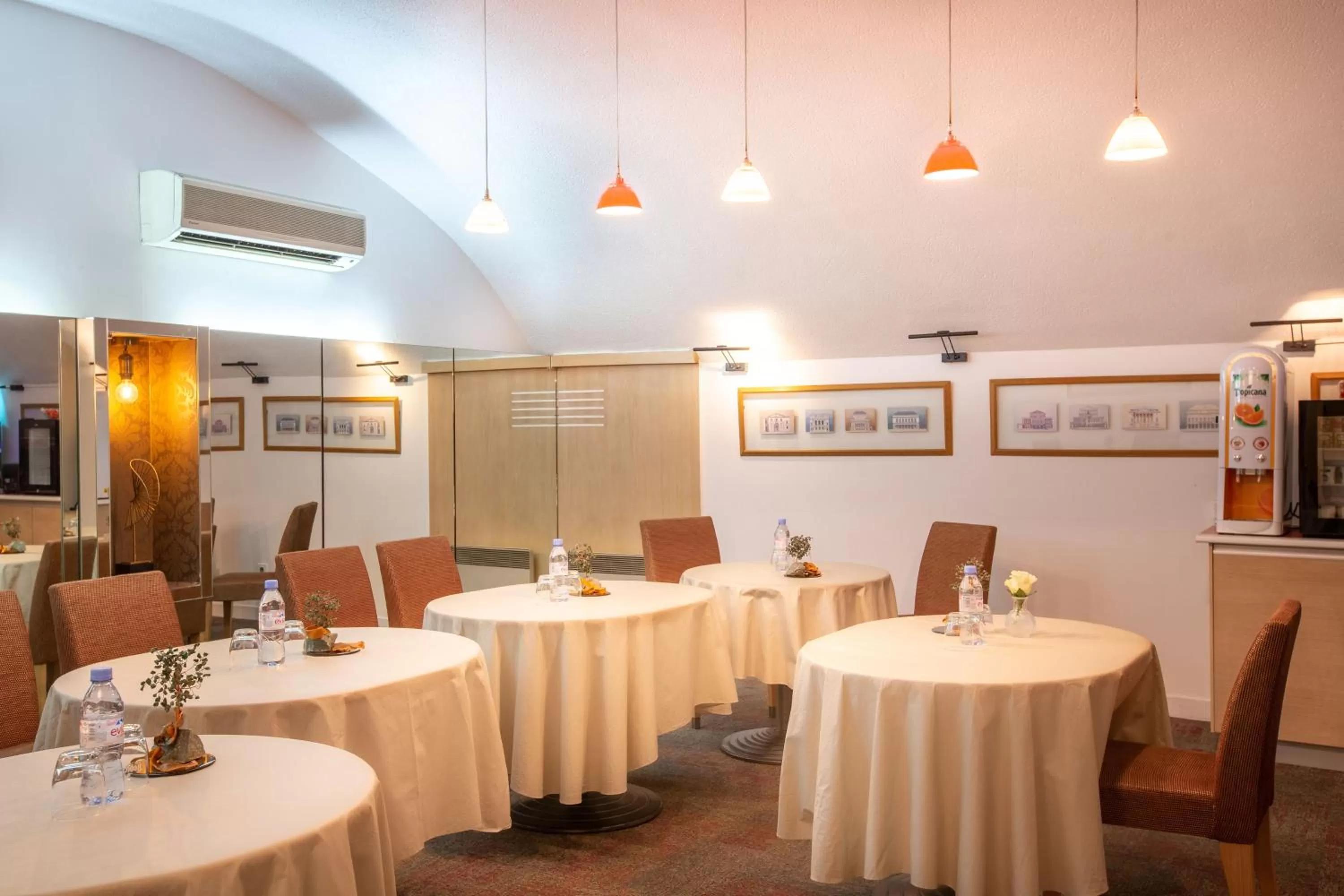 Restaurant/places to eat in Hôtel Pavillon Bastille