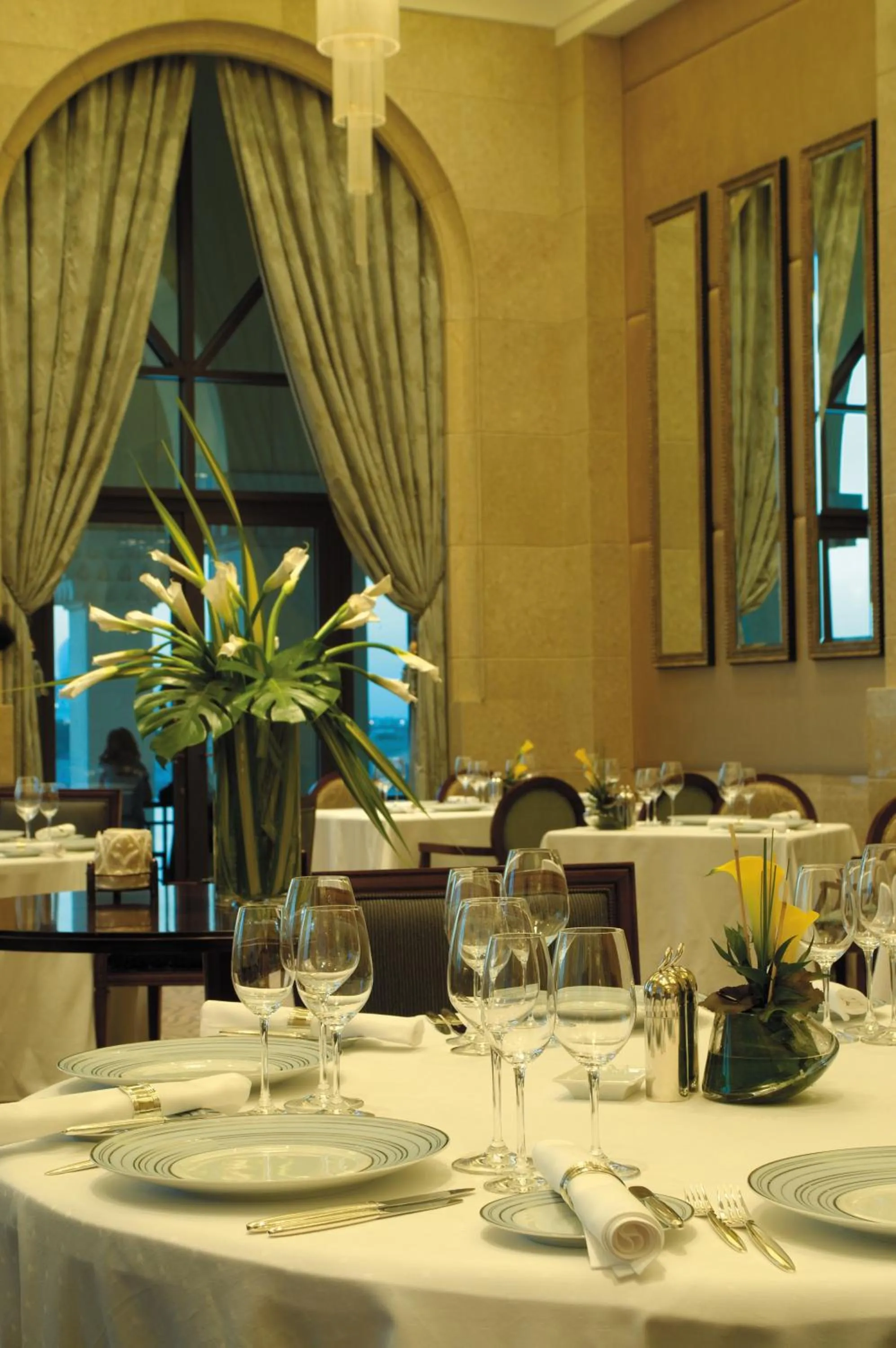 Restaurant/places to eat in Shangri-La Hotel Apartments Qaryat Al Beri