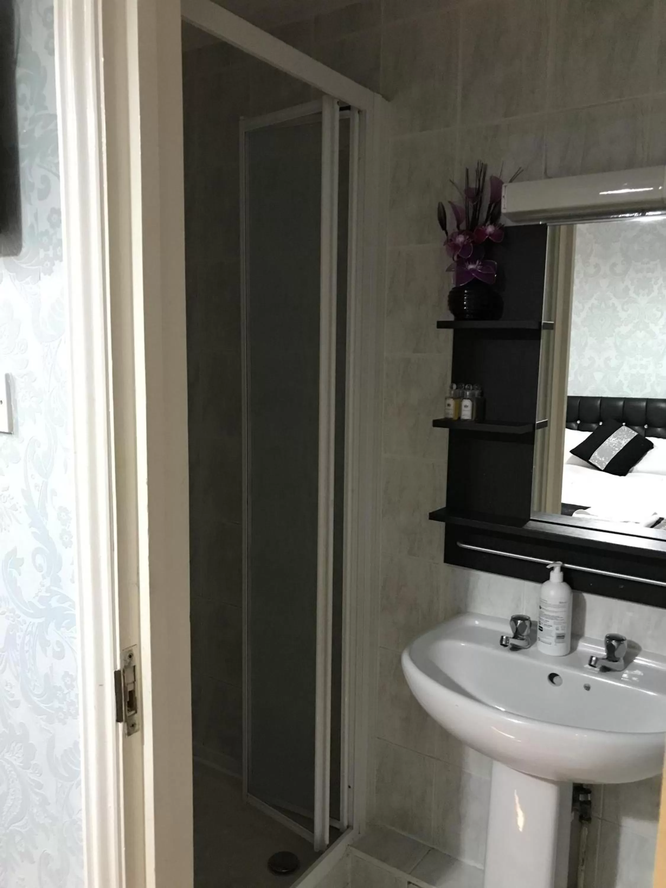 Bathroom in Pacific Inn London Heathrow