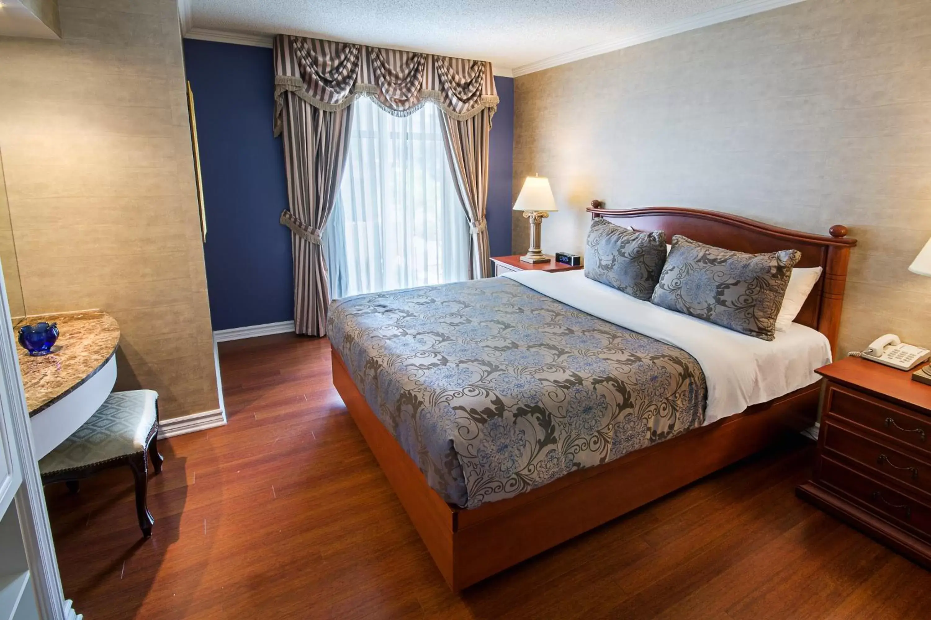 Interior Garden Balcony Suite, 1 Queen Bed and 1 Queen Murphy Bed in Hôtel Palace Royal Centre-Ville Québec par JARO Interior Garden Balcony Suite, 1 Queen Bed and 1 Queen Murphy Bed in Hôtel Palace Royal Centre-Ville Québec par JARO