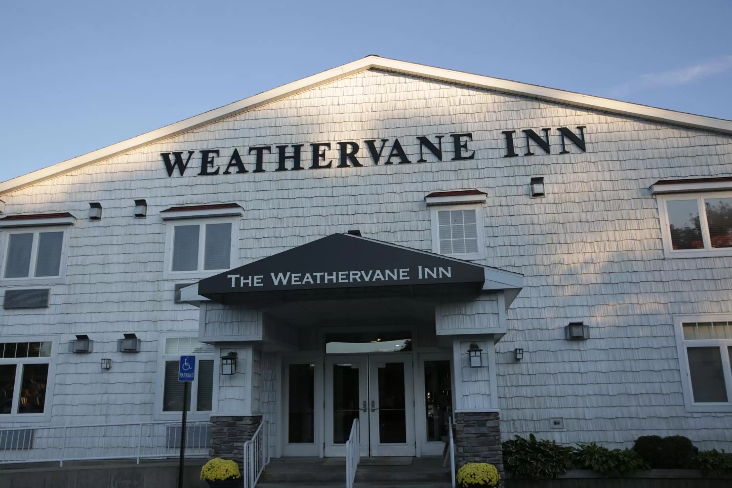 Facade/entrance in Weathervane Inn