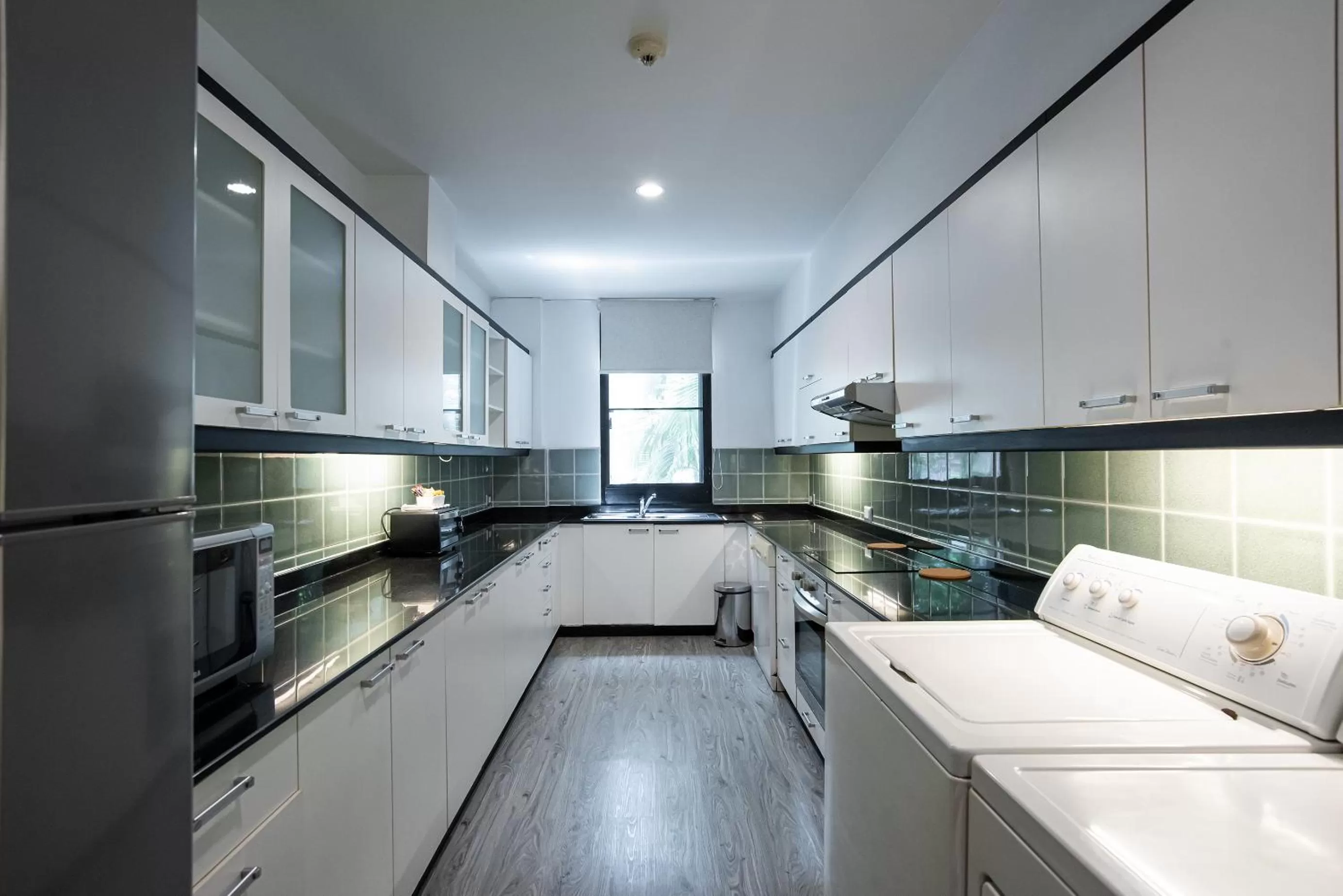 Kitchen or kitchenette in Benviar Tonson Residence
