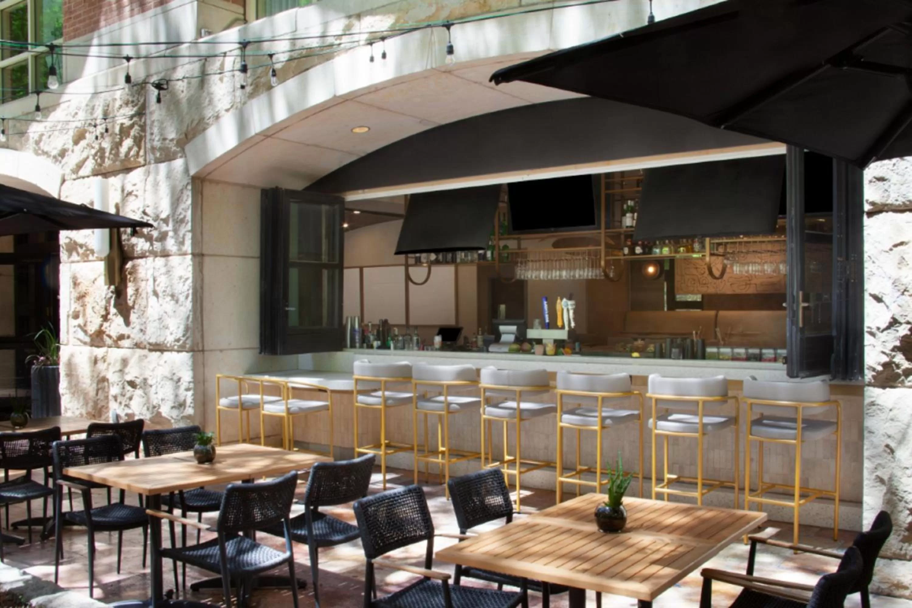 Lounge or bar in The Westin Riverwalk, San Antonio