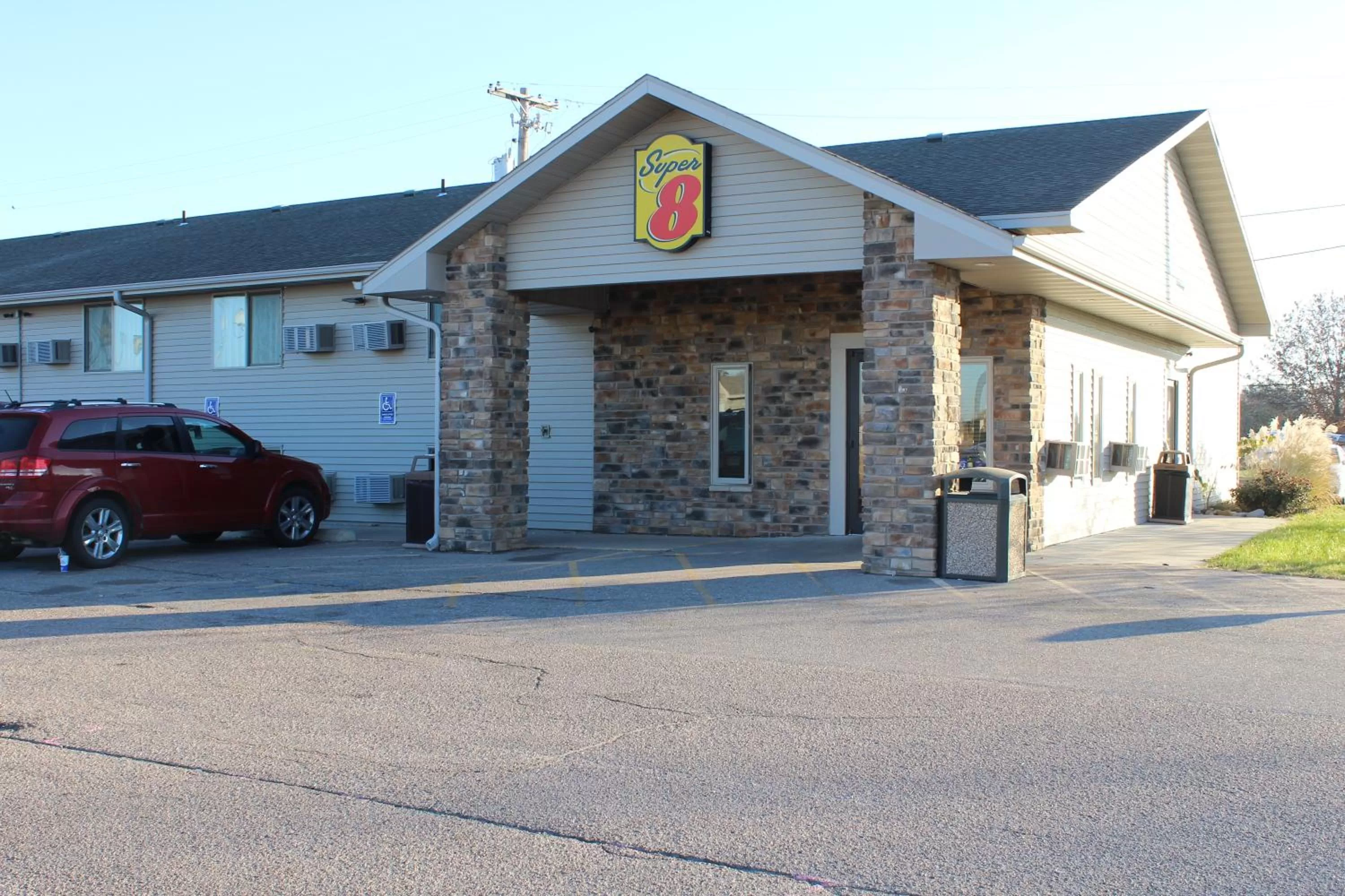 Facade/entrance in Super 8 by Wyndham Kearney