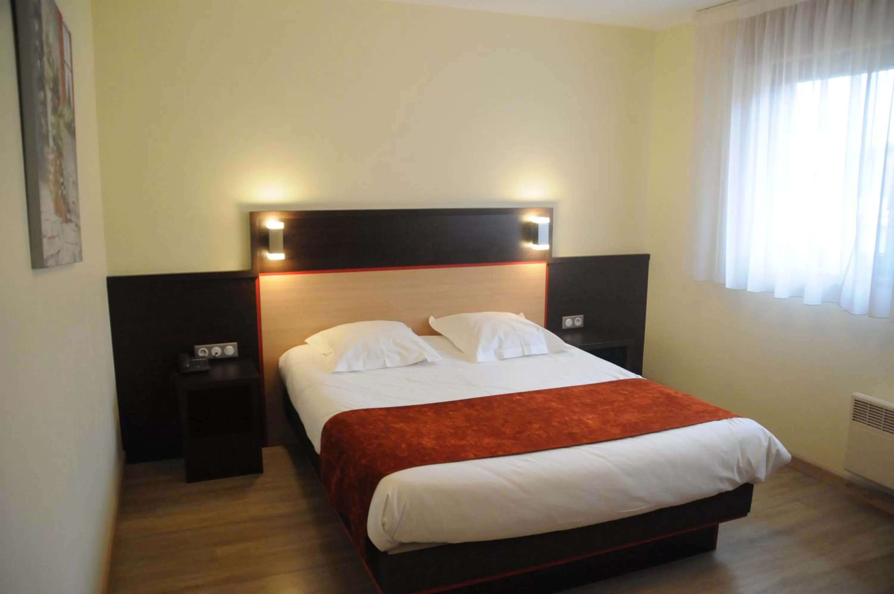 Bed in Hotel Restaurant Au Parc des Cigognes